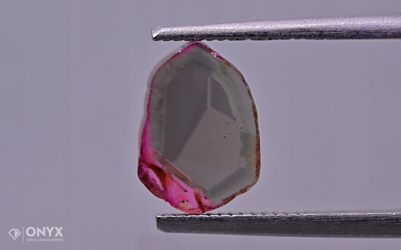 Turmalín deska nepravidelná 9,5x6,5 mm