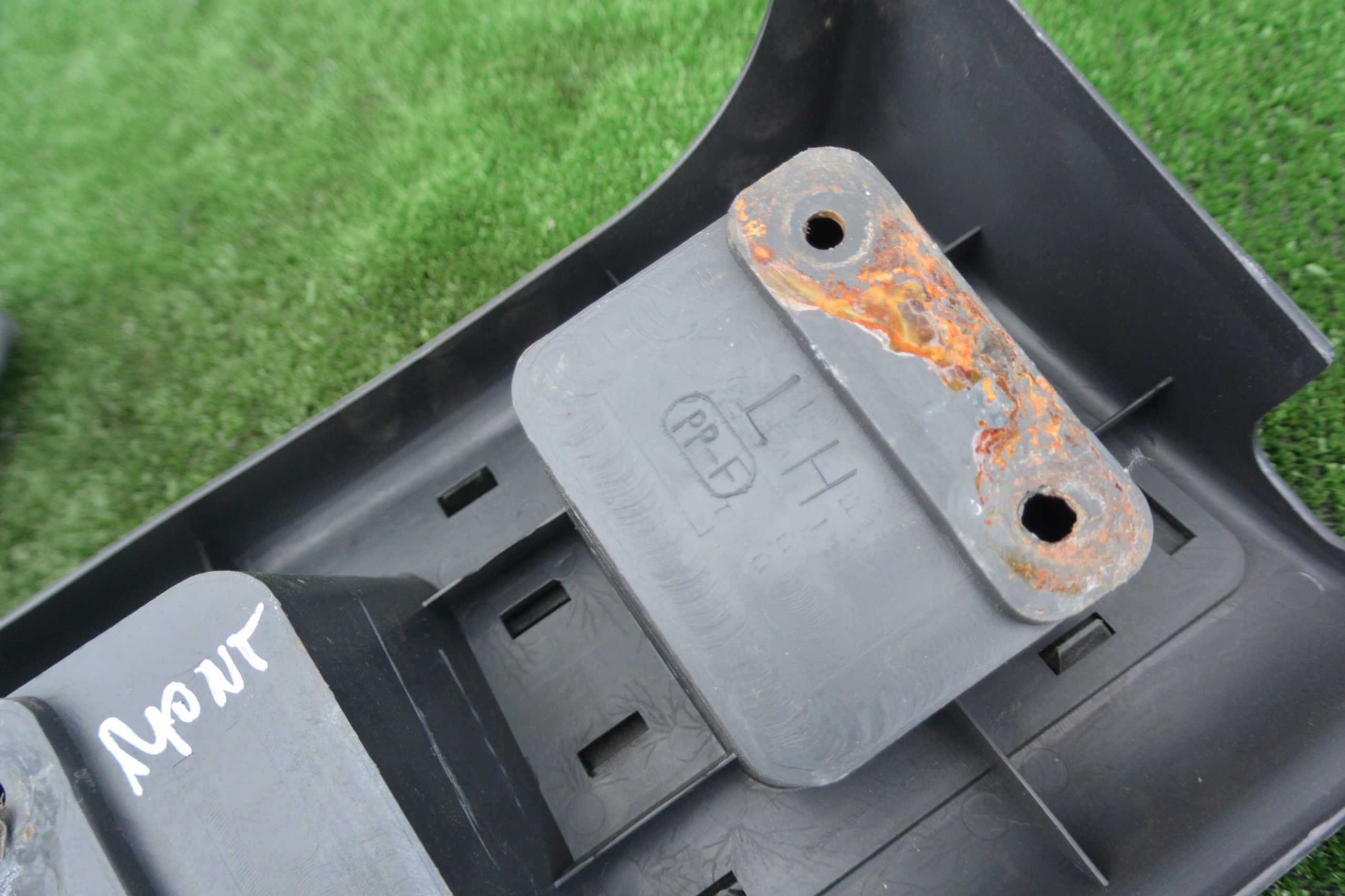 cap pad below NOGE cover OPEL ISUZU MONTEREY TROOPER