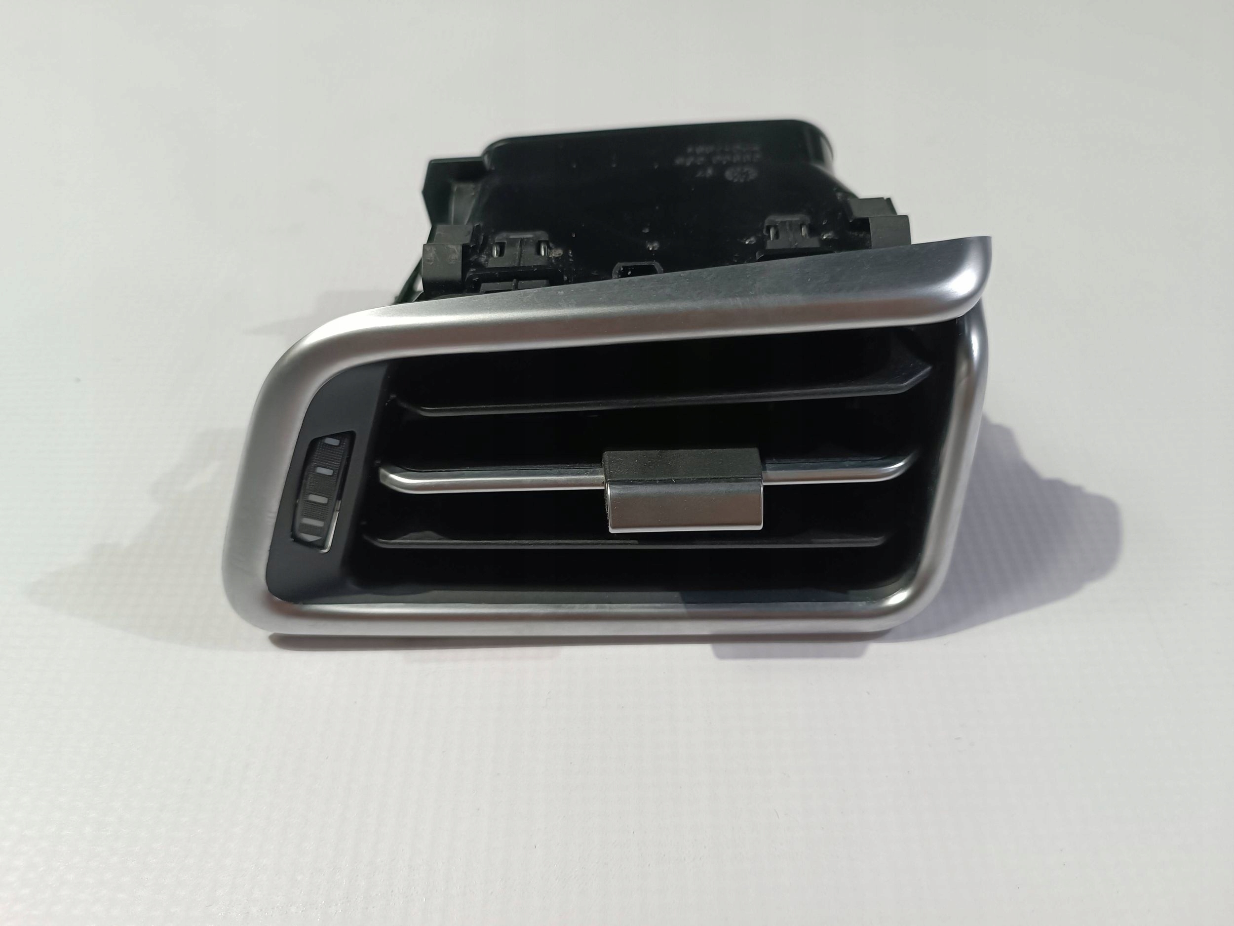 grid air conditioning devices side of the dashboard front side right Maserati Ghibli 2013