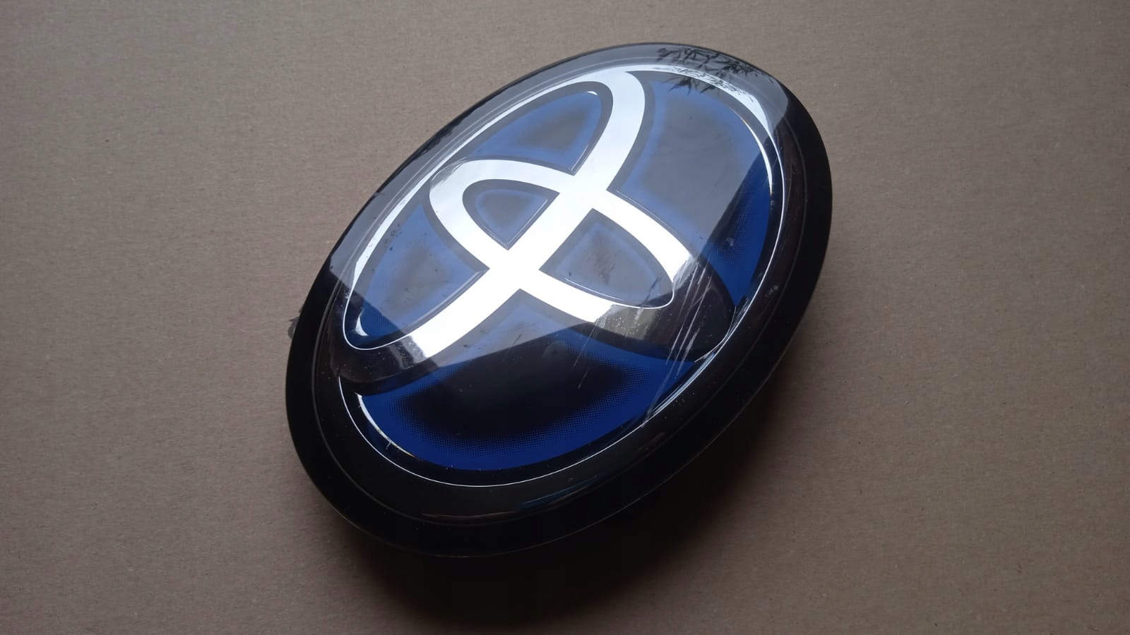 ZNACZEK EMBLEMAT LOGO PRZÓD PRZEDNI TOYOTA RAV4 V 18- Marka Toyota