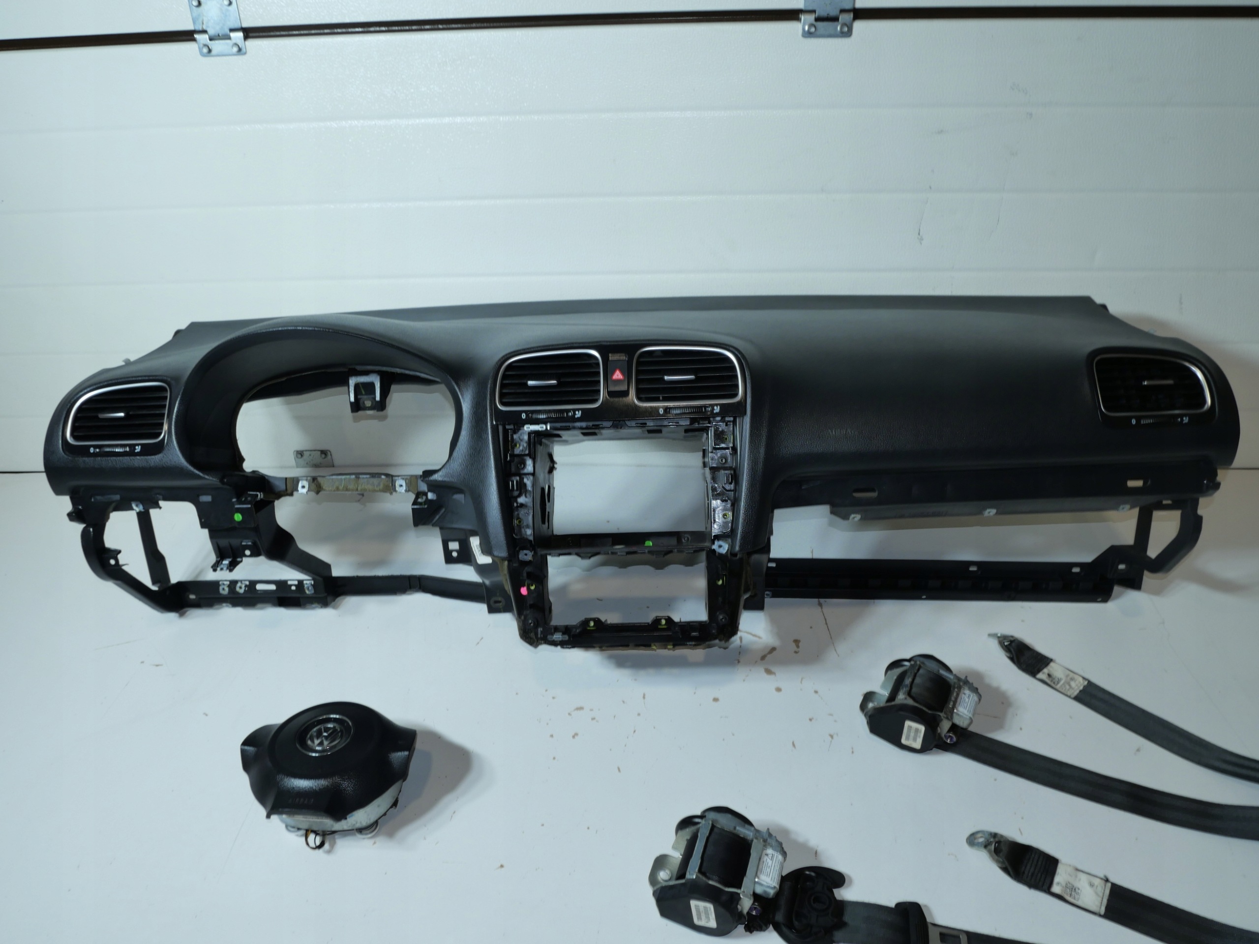 dashboard instrument panel console cockpit VW GOLF VI 5K1858295E running board