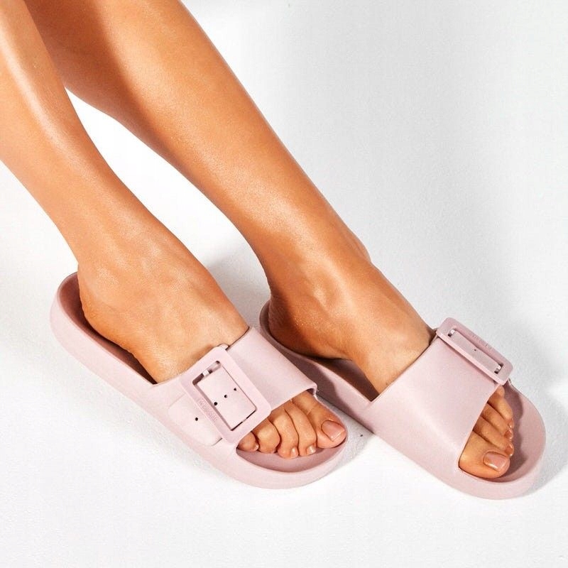 KLAPKI DAMSKIE BIG STAR NA PLAŻE BASEN PO DOMU Wzór dominujący logo