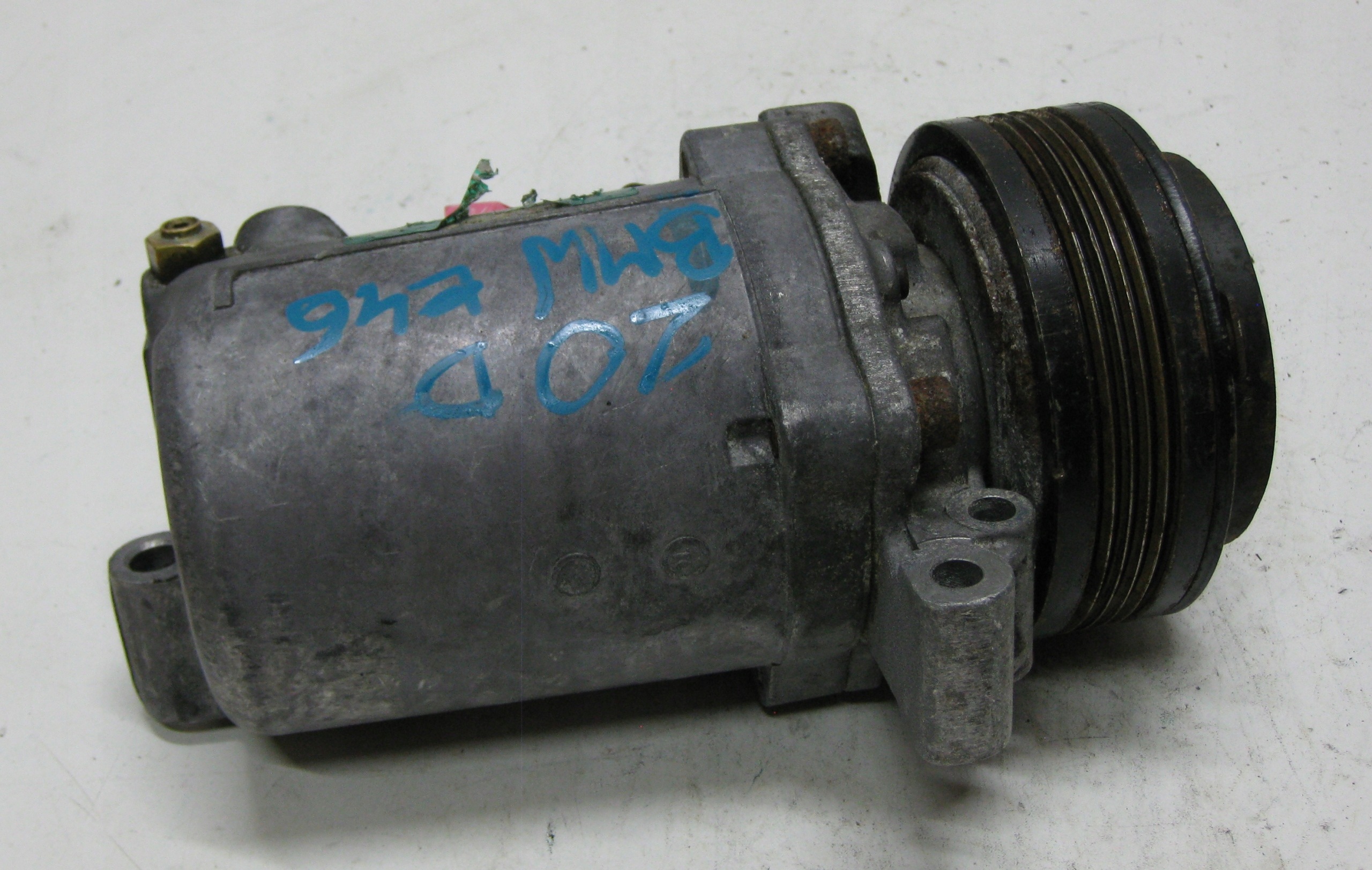 BMW 3 E46 2.0 D compressor of the air conditioning compressor; 64528386650