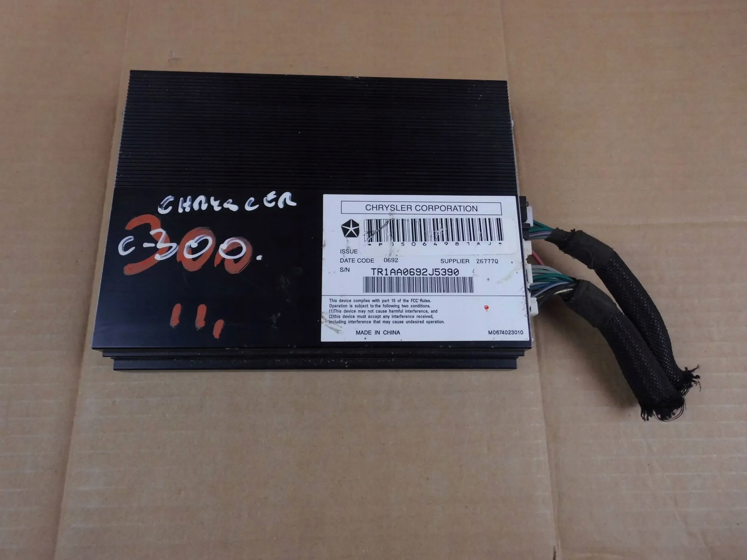Chrysler 300C amplifier audio 05064981AJ