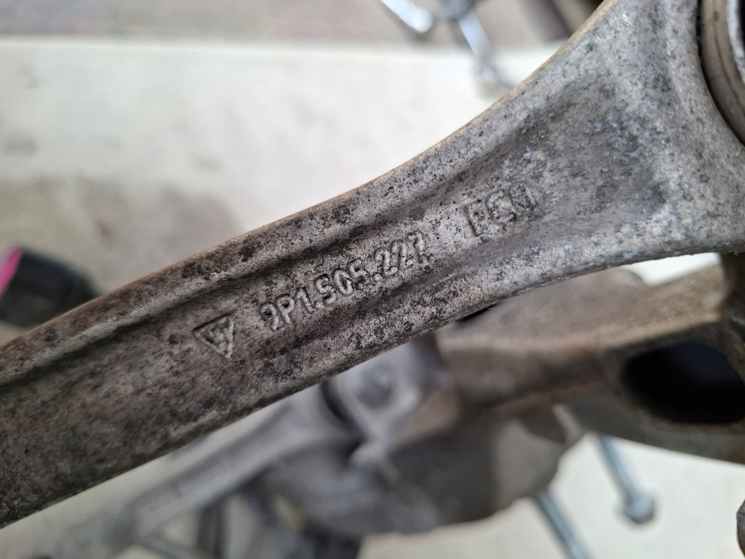 PORSCHE 911 992 otoč ramene pravá záď 992505436B