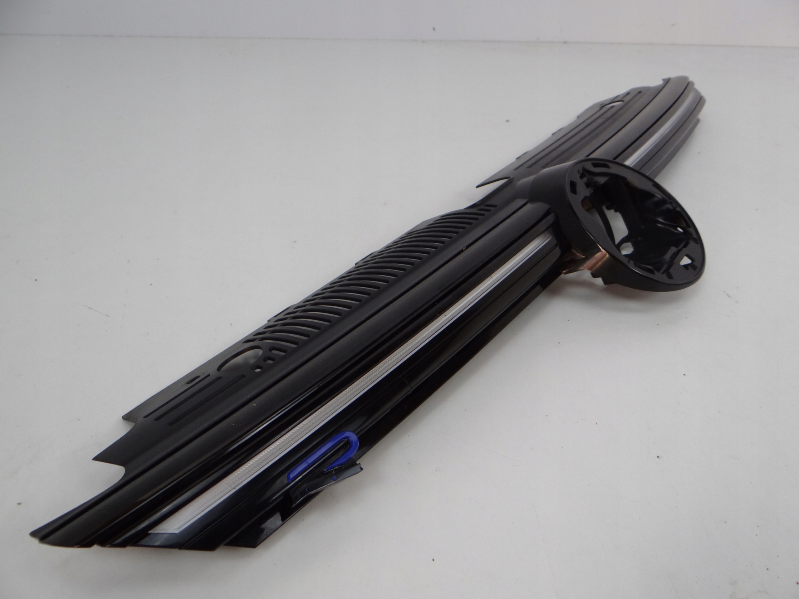 vw GOLF VIII r решетка радиатора led 5H0853651AC