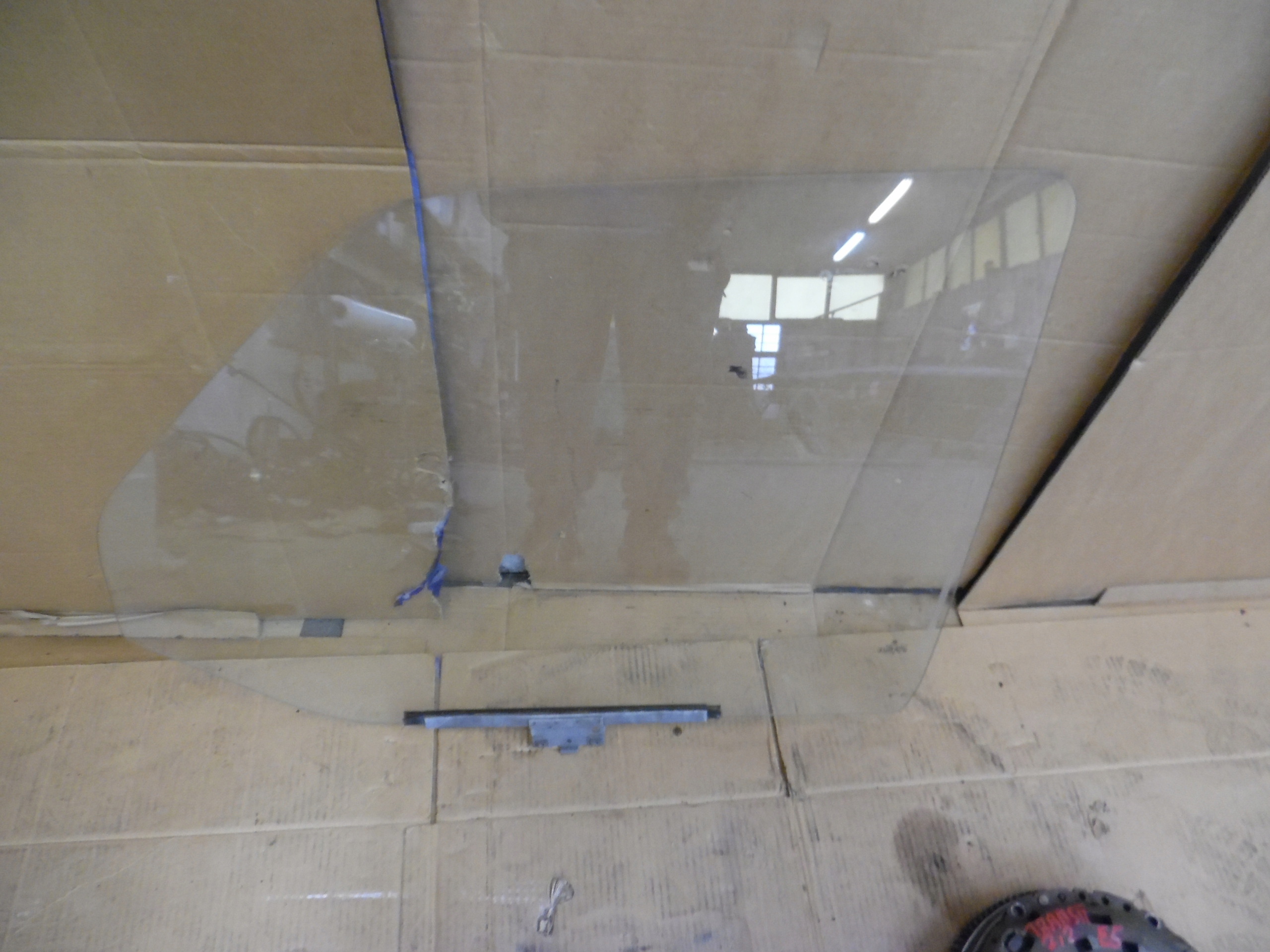 T4 CARAVELLE стекло в передней левой двери