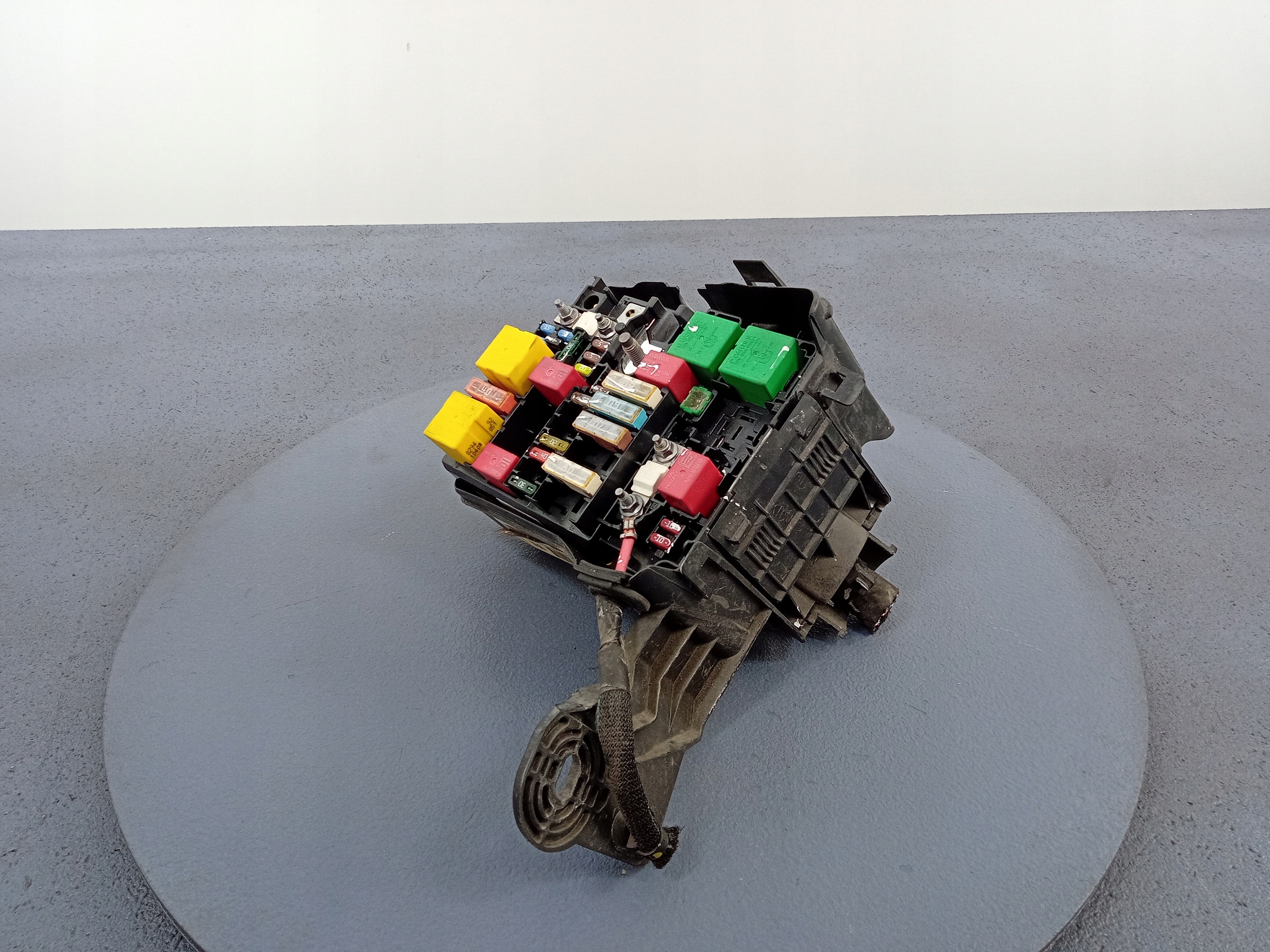 PEUGEOT 208 I SKRZYNKA BEZPIECZNIKÓW 4528128 Typ samochodu Samochody osobowe