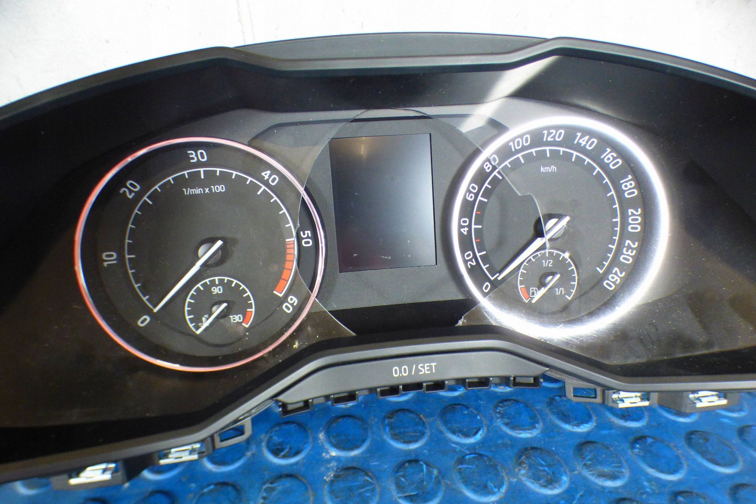 Skoda Superb III 2.0 TDI dials 3V0920751B