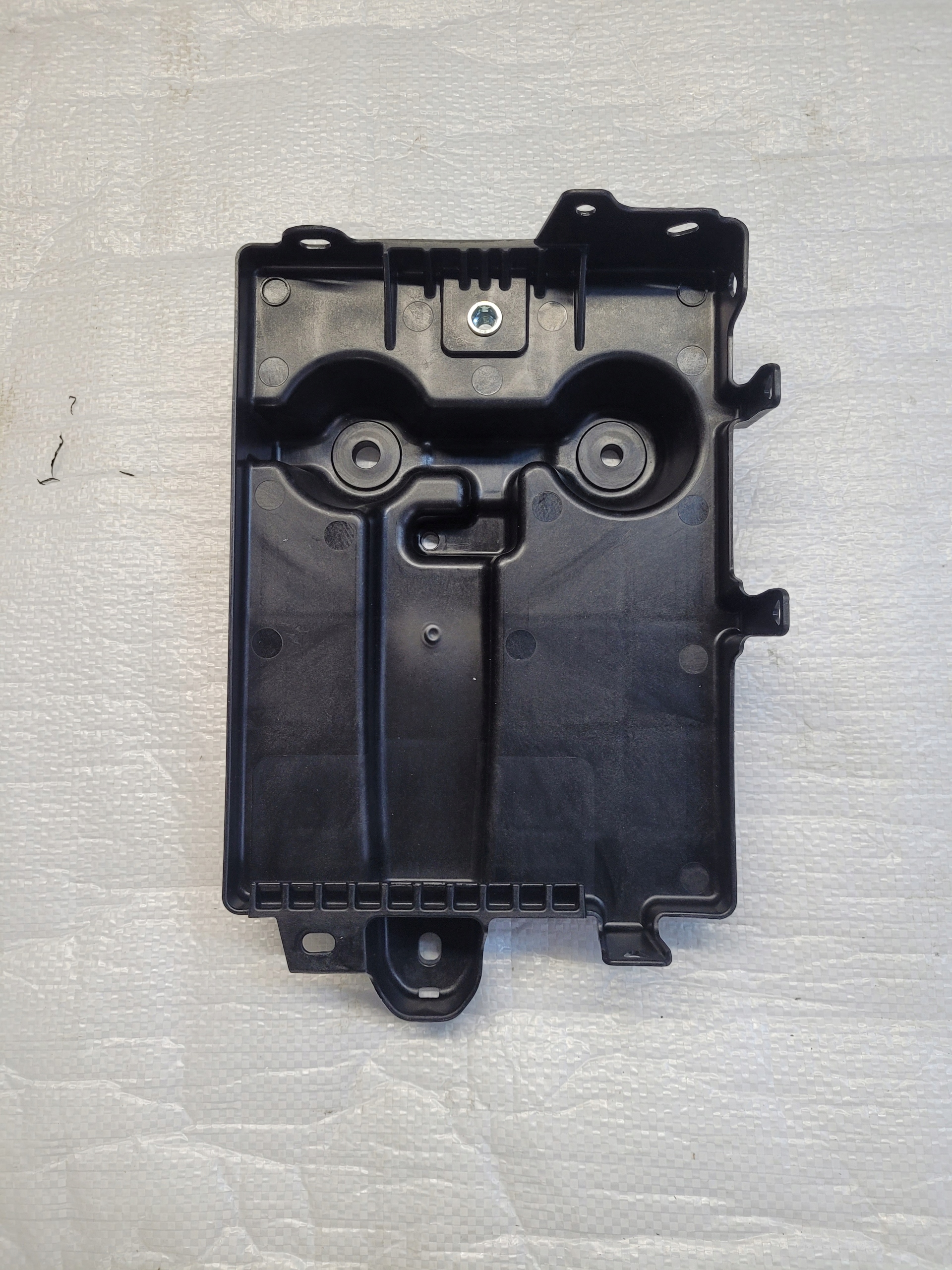 72520-52R00 - SUZUKI SWIFT MK8 17-21 ОСНОВАНИЕ АККУМУЛЯТОРА