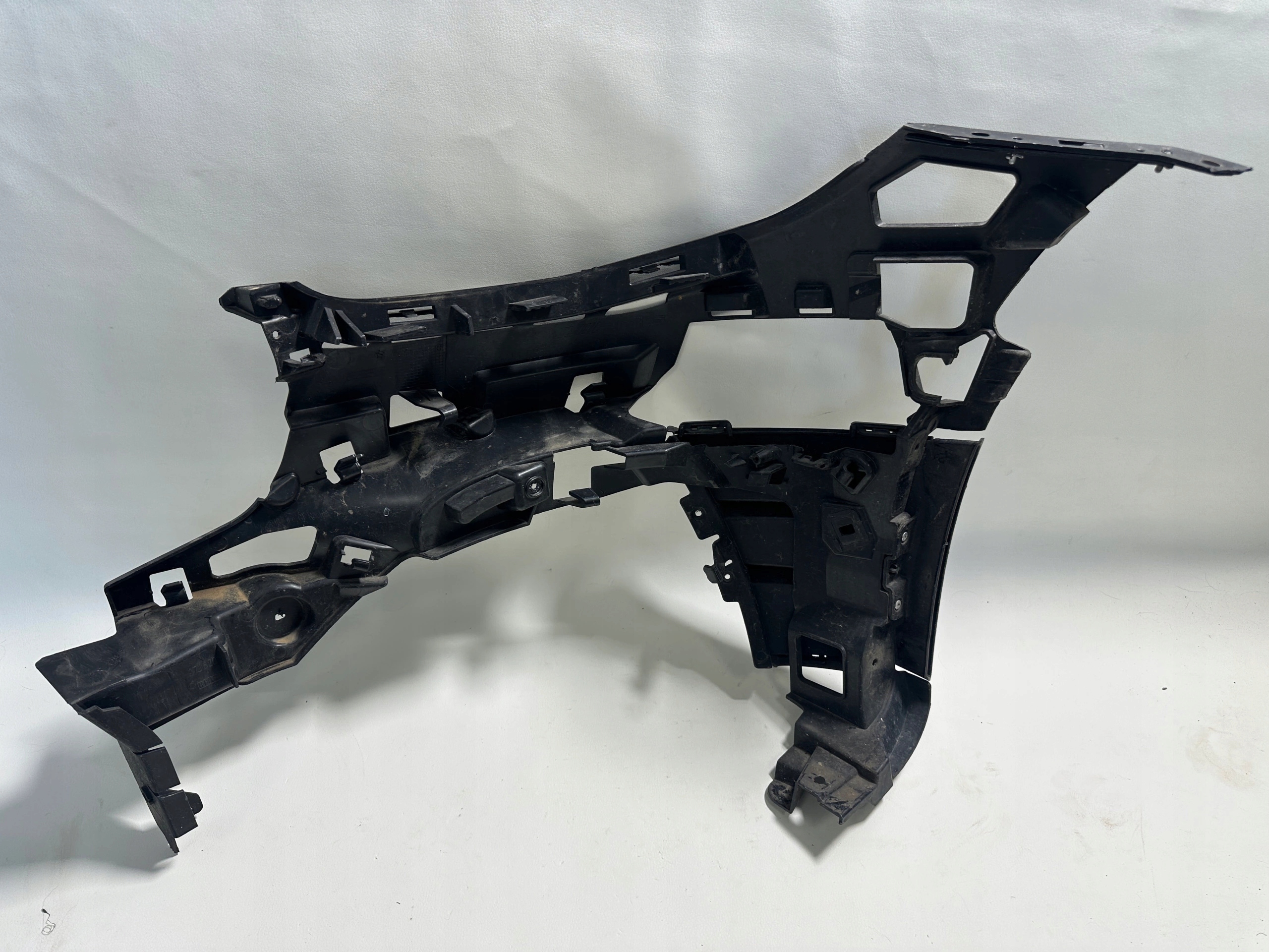 MERCEDES W213 SUPPORT CONSOLE PARE CHOC DROITE A2138857204
