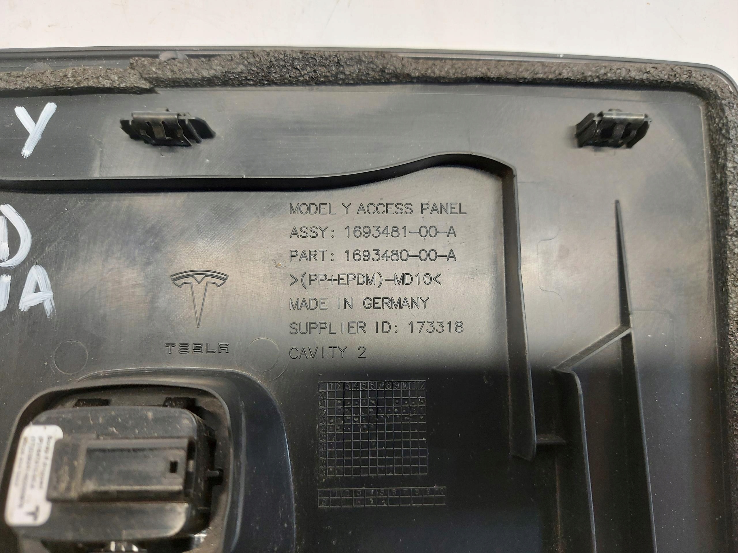 TESLA MODEL Y 2024r covering WANNY boot 169381-00-A