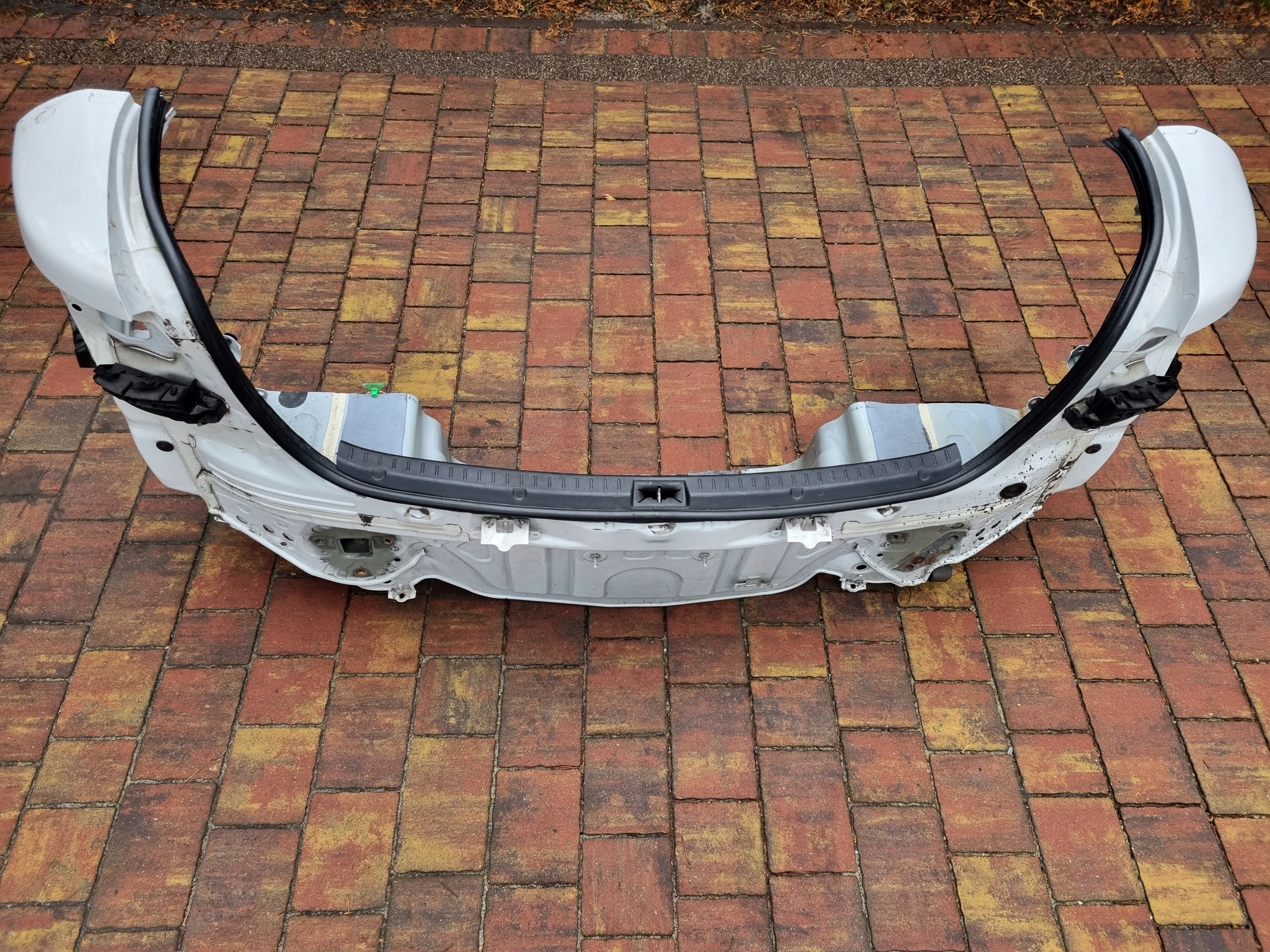 PAS TYL TYLNY TOYOTA AVENSIS T27 LIFT SEDAN