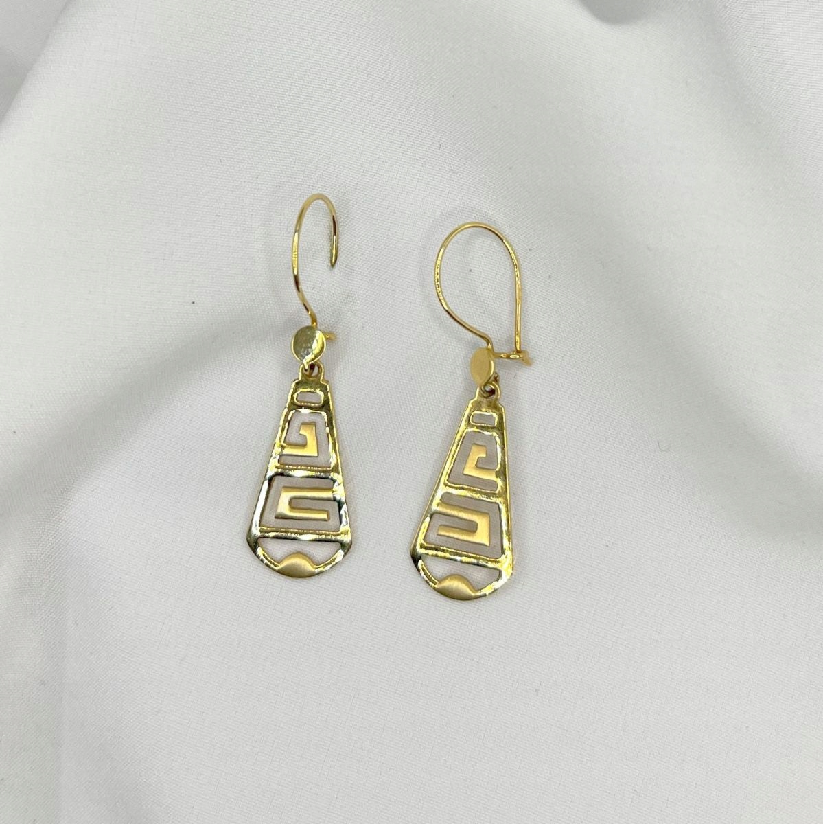 Zlaté náušnice s řeckým vzorem na biglu 585