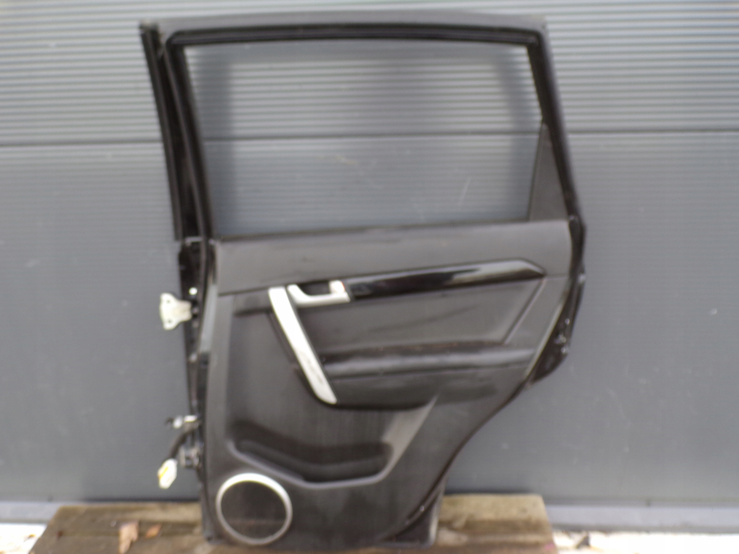 door right rear. CHEVROLET CAPTIVA colour LE5