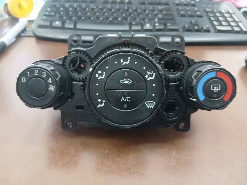 control panel air conditioning devices FIESTA MK7 8A6119980AE