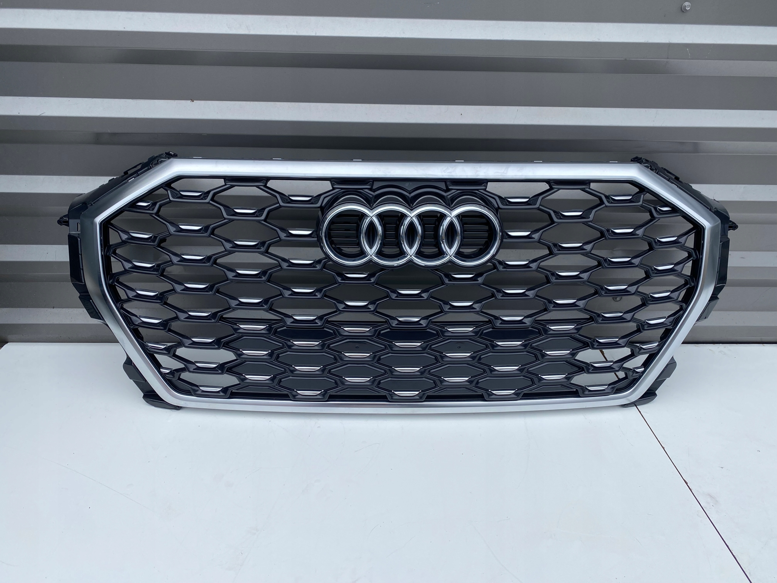 решетка радиатора Q3 83A s