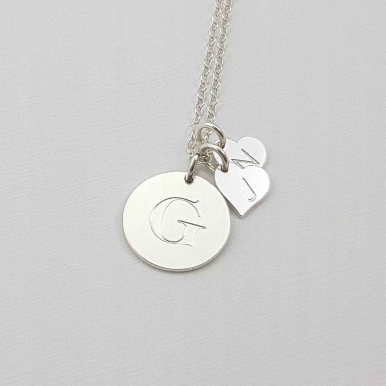 

Naszyjnik dla mamy z inicjałami dzieci 1 serduszko