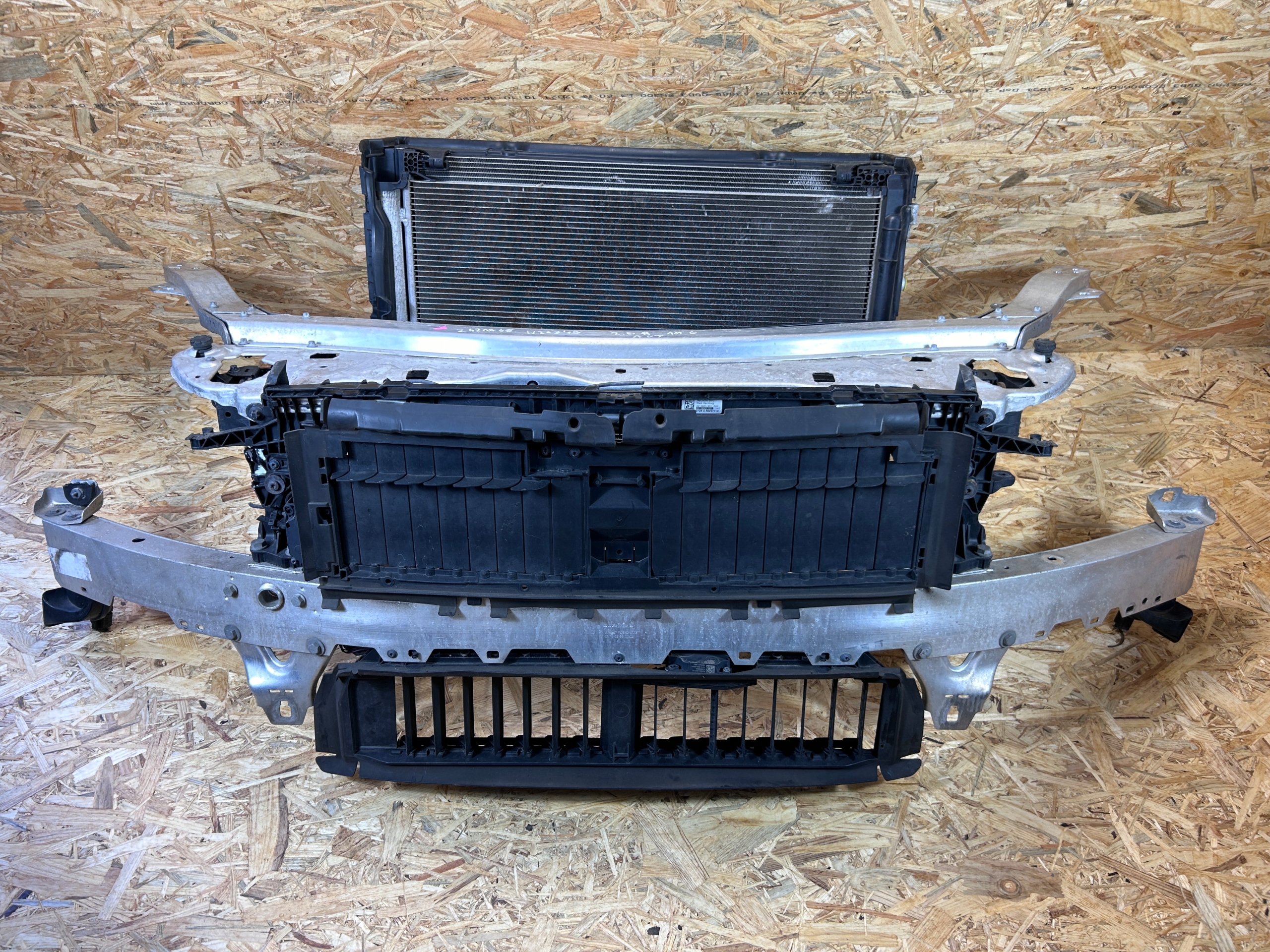 PAS PRZEDNI WZMOCNIENIE BELKA CHŁODNICE MERCEDES E KLASA W213 2.0 HYBRYDA