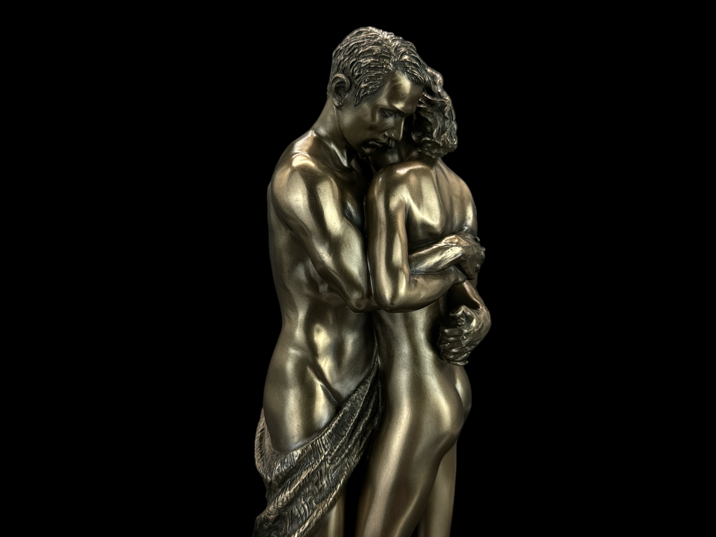 DUŻA RZEŹBA KOCHANKOWIE SPELCIONE DŁONIE ORYGINALNA VERONESE WU76738A1 Wysokość produktu 27.5 cm