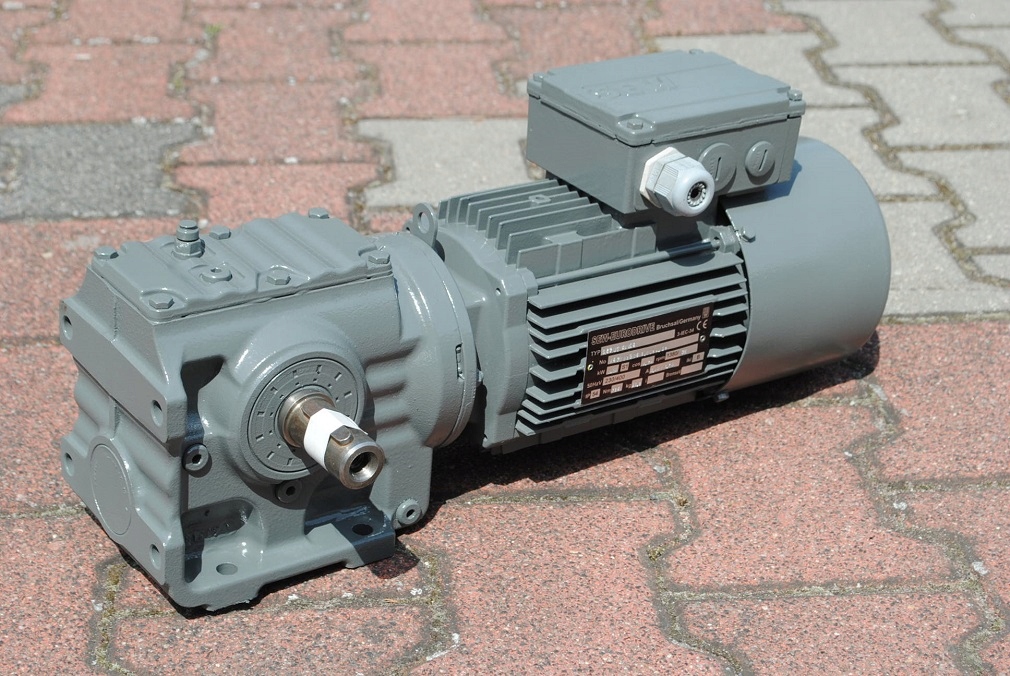 Motoreduktor kątowy 0.55kw. 36obr./min. z hamulcem . Firmy SEW