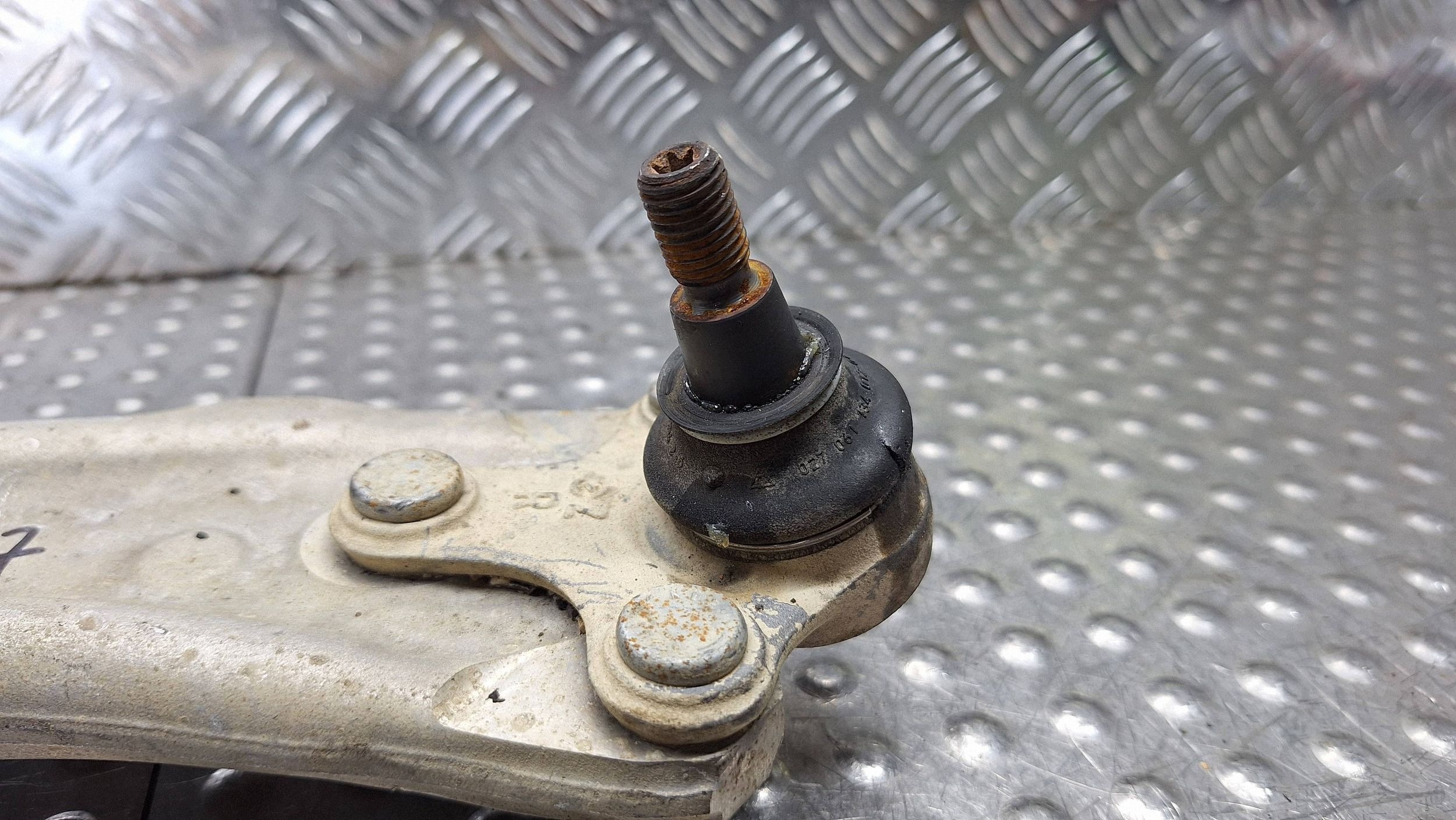arm right front 3C0407153D VW PASSAT B7 AUDI Q3 8U