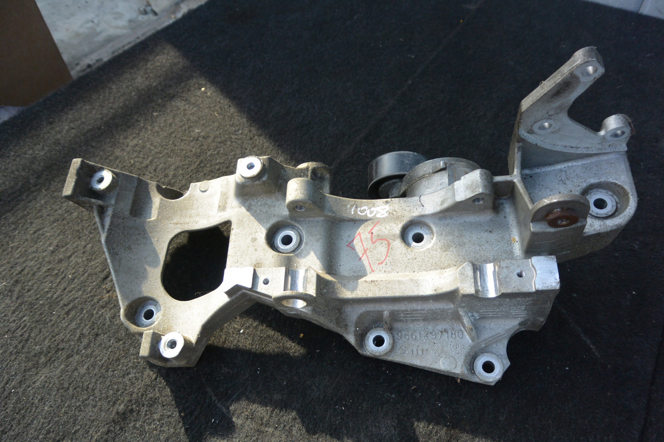 MITSUBISHI OUTLANDER II 2.2 HDI 4007 Support plaque Support Alternateur