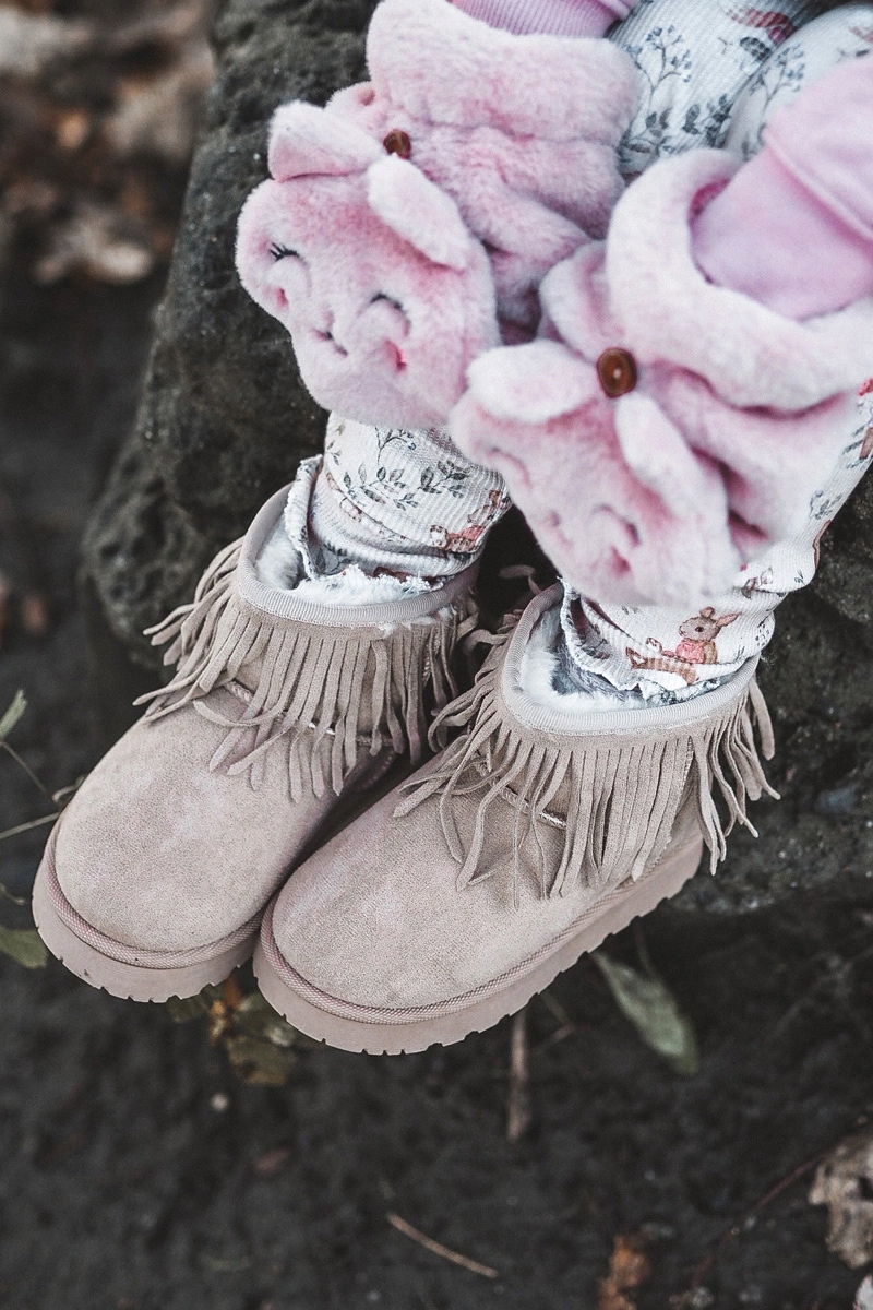 BOTKI ŚNIEGOWCE Z FRĘDZLAMI OCIEPLANE FUTERKIEM CZARNE 31 Kolor beżowy