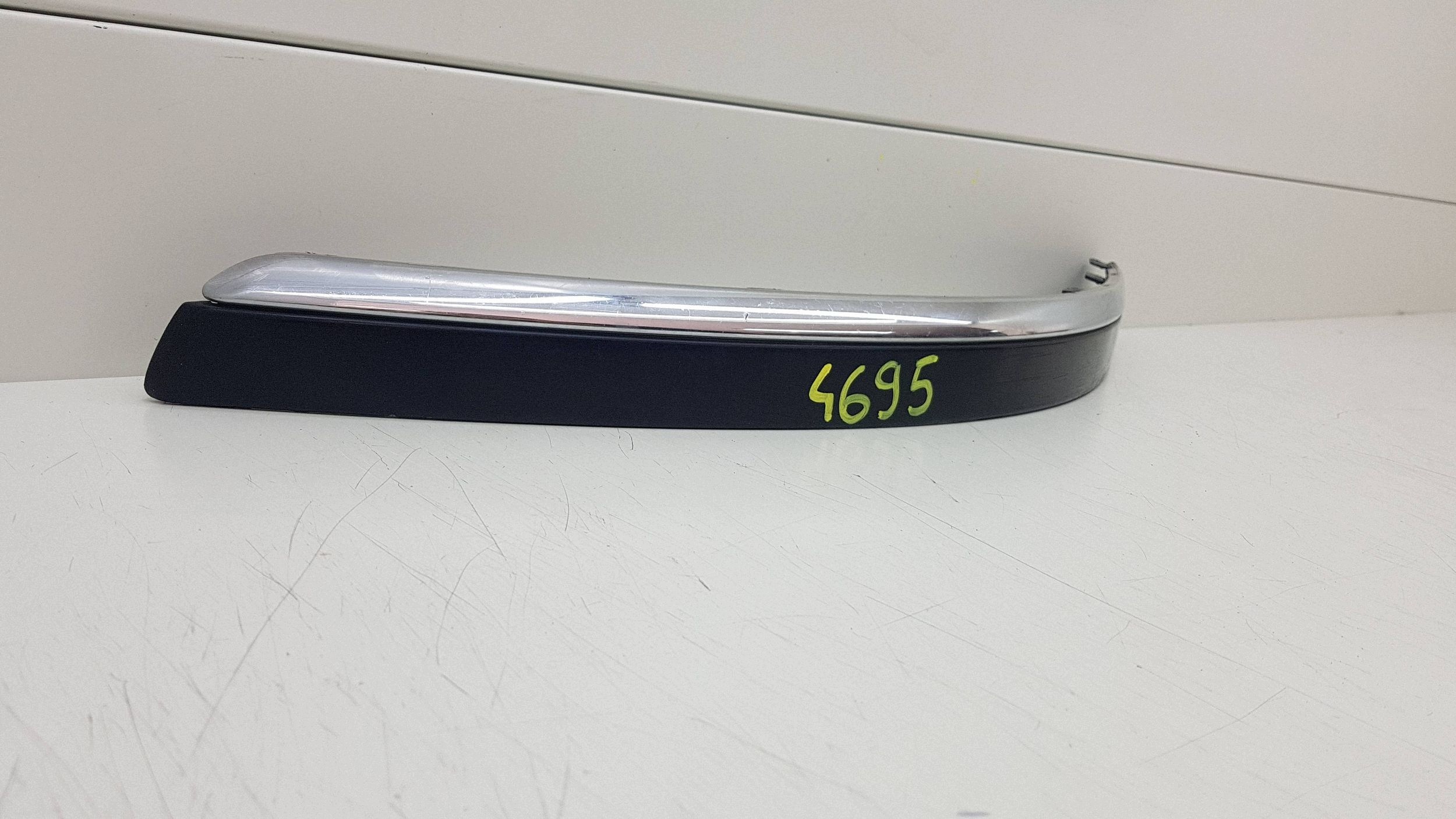 VOLVO V70 2006 - lišta levá nárazníku předek 08693593