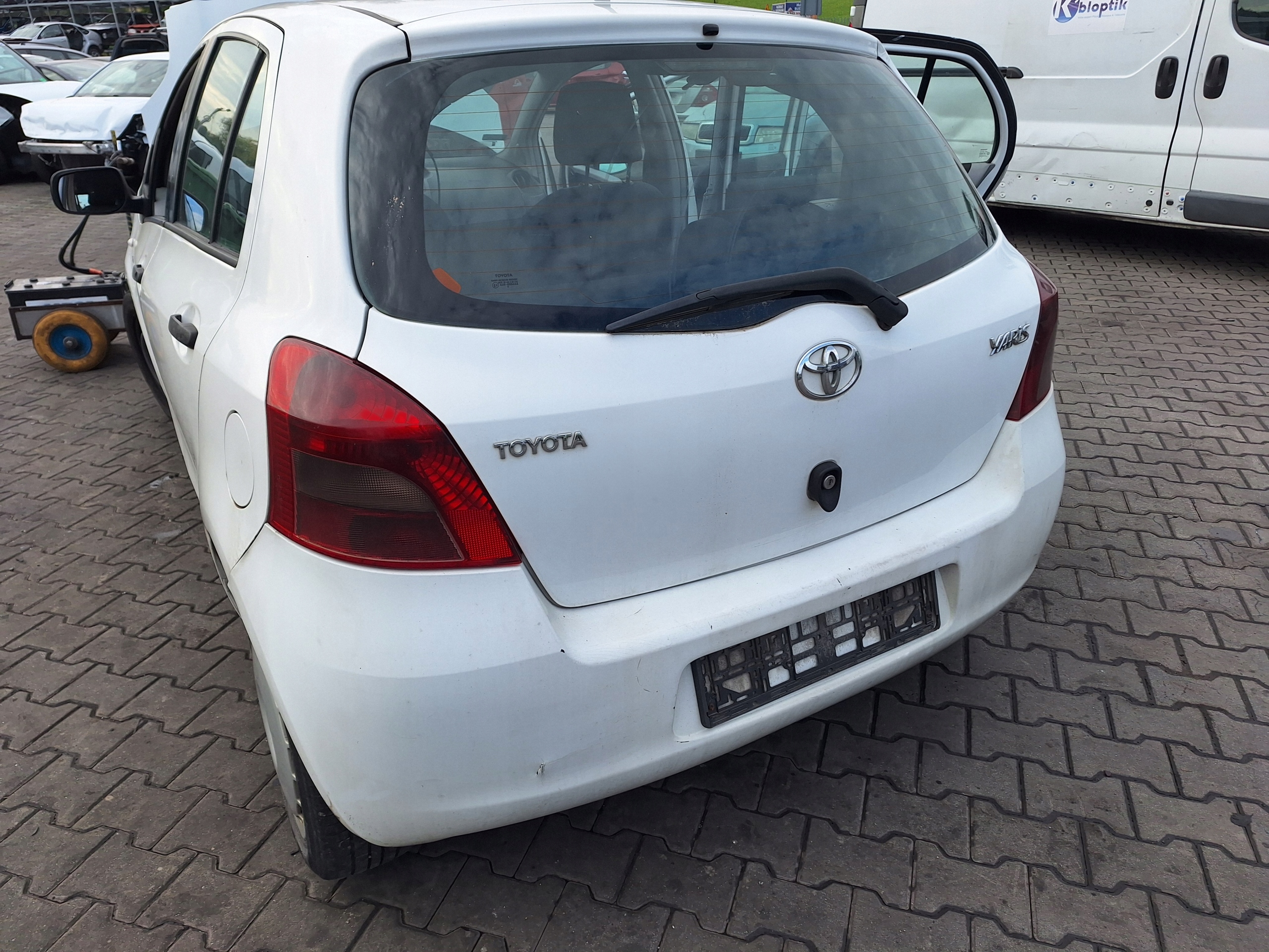 TOYOTA YARIS 2 II P9 2005-2011 BIALE door front left 5D 068