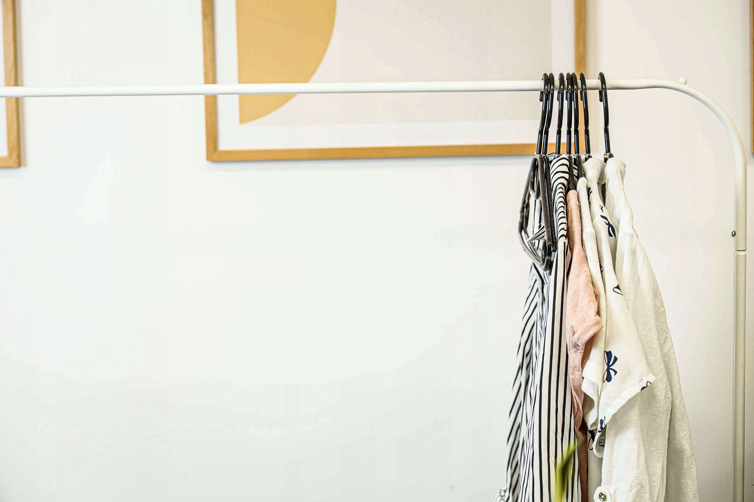 Wieszaki na ubrania odzieżowe plastikowe do szafy czarne ubraniowe 15 sztuk Kolor haczyków czarny