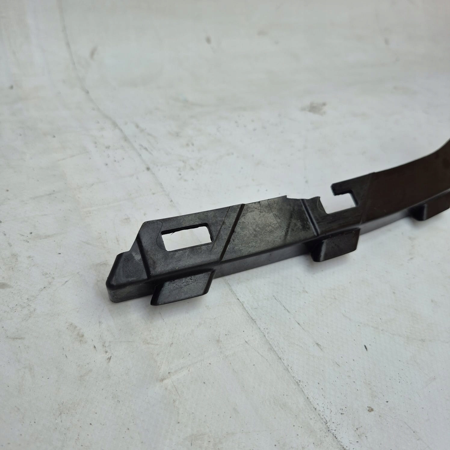 KIA X-CEED 17r. -> support holder of a bumper lights right front 86554-J7CA0