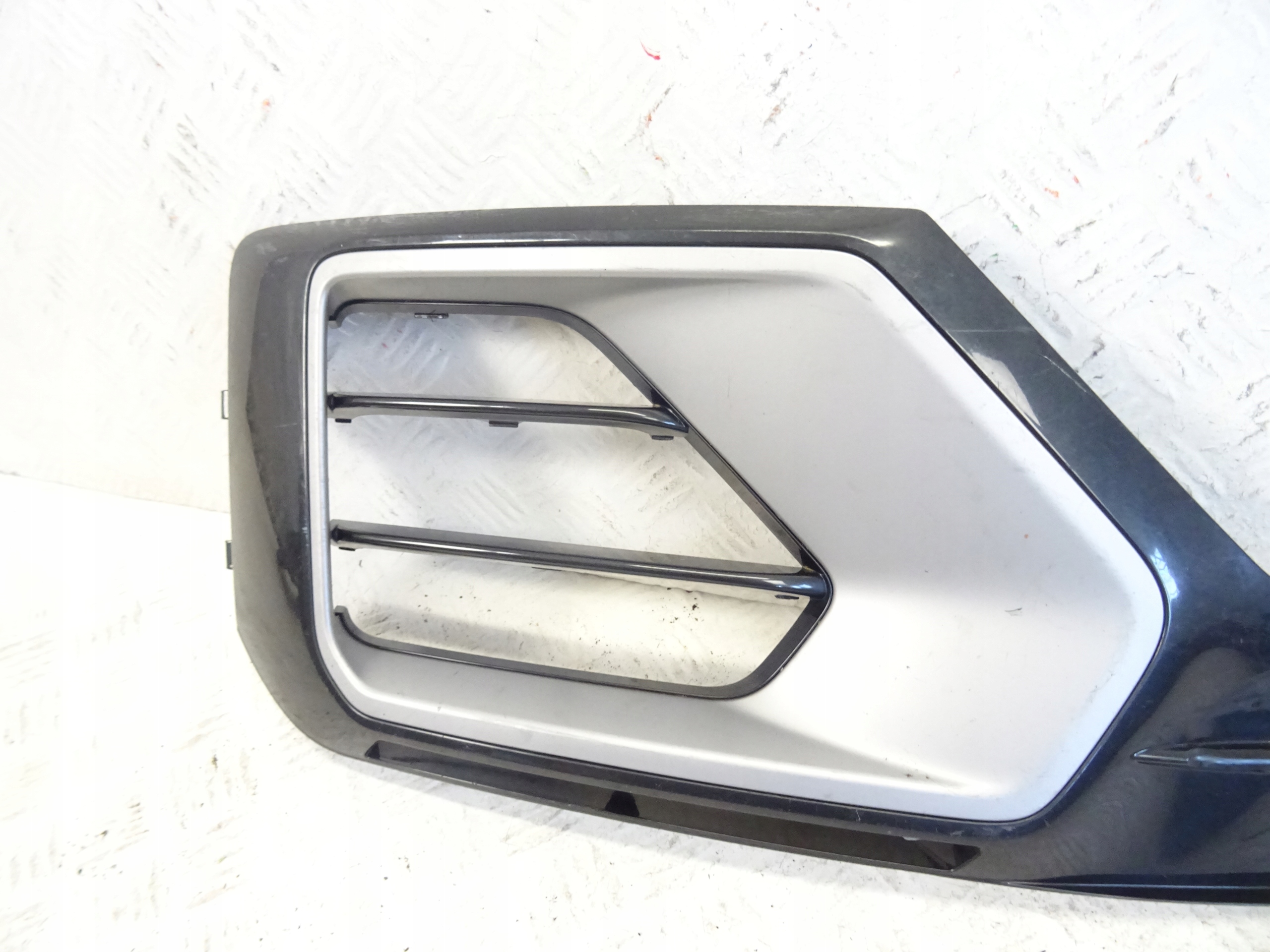 grid of a bumper front front right AUDI Q2 81A807682K