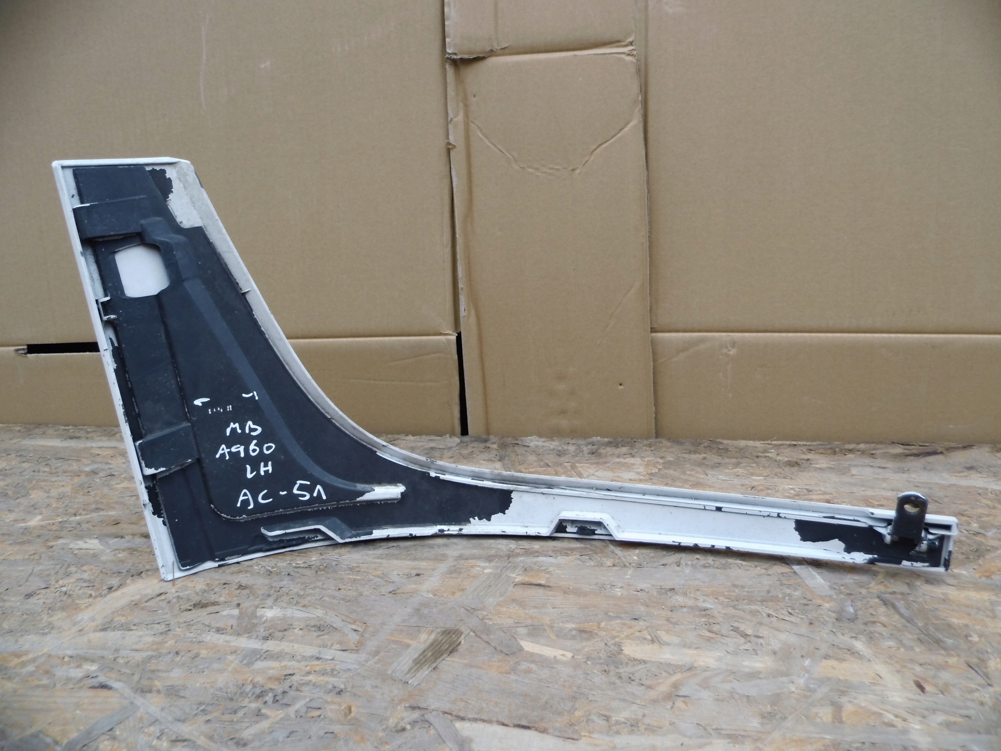 Mercedes Actros MP4 moulding below lampe left front