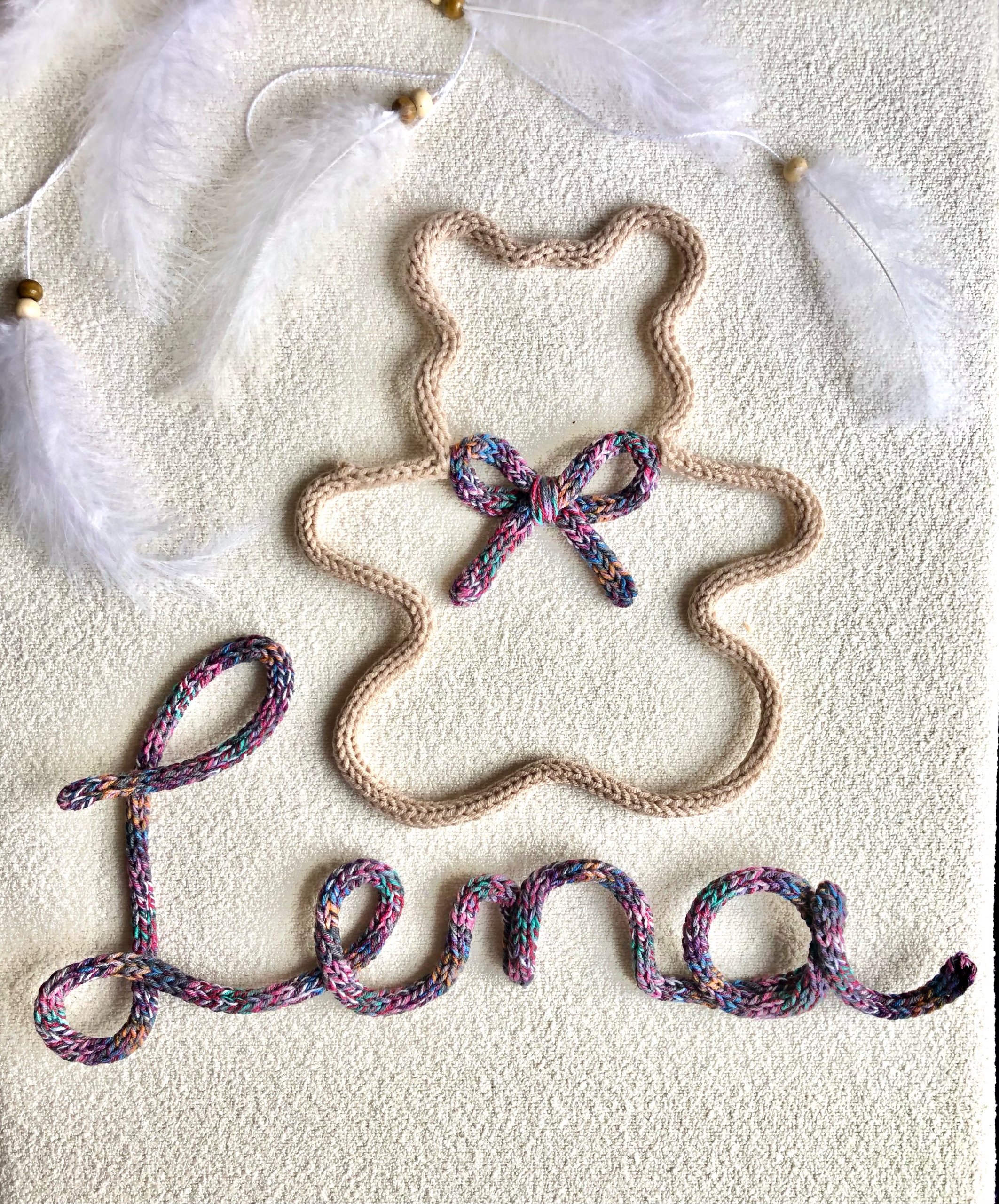 Personalizovaný nápis jménem dítěte, 8 pletených písmen s medvídkem