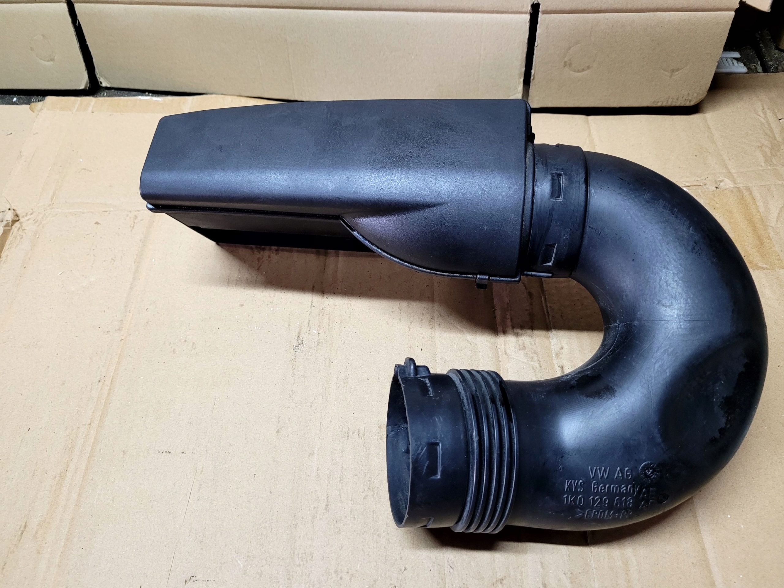 1K0129618AE 1K0805965E - ТРУБА ВОЗДУХОЗАБОРНИКА PASSAT GOLF V JETTA