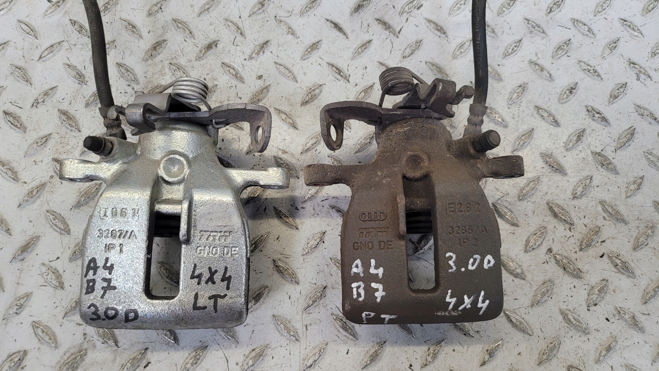 AUDI A4 B7 3.0 TDI 2.7 задній затиск задній 3287a правий