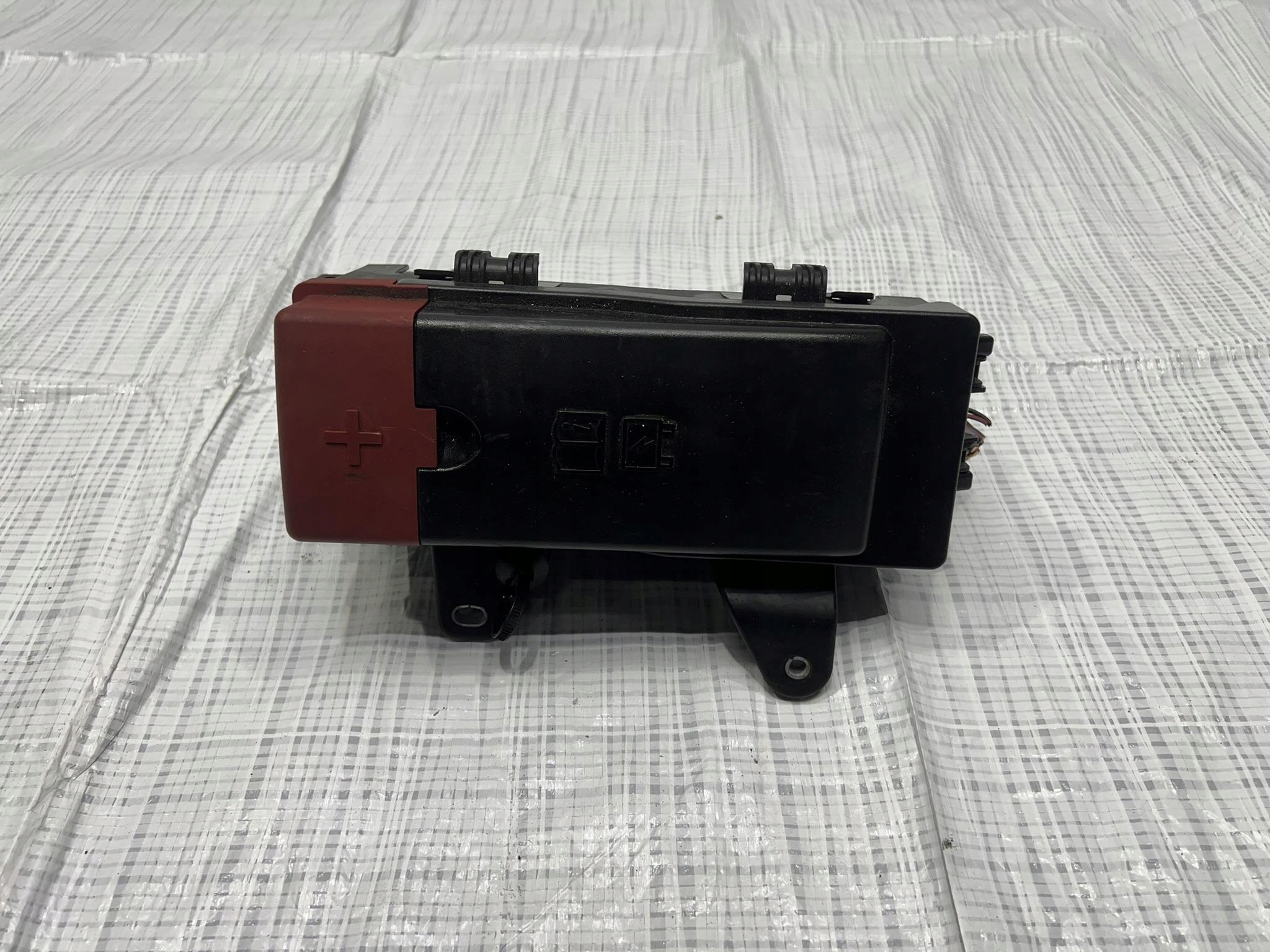 SKRZYNKA BEZPIECZNIKÓW LAND ROVER VELAR L560