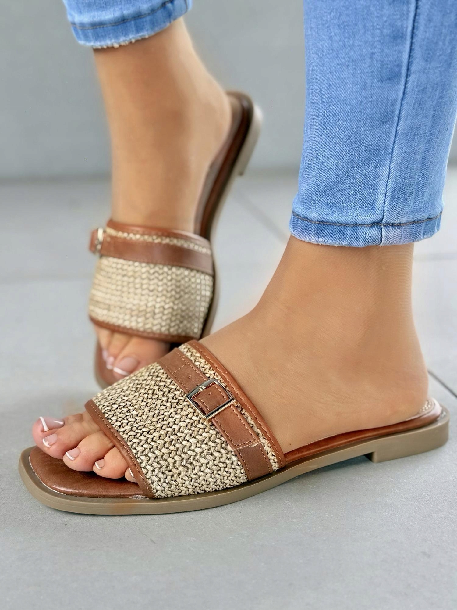 Lehké a pohodlné dámské nazouváky vyrobené z přírodní kůže Oleksy R37