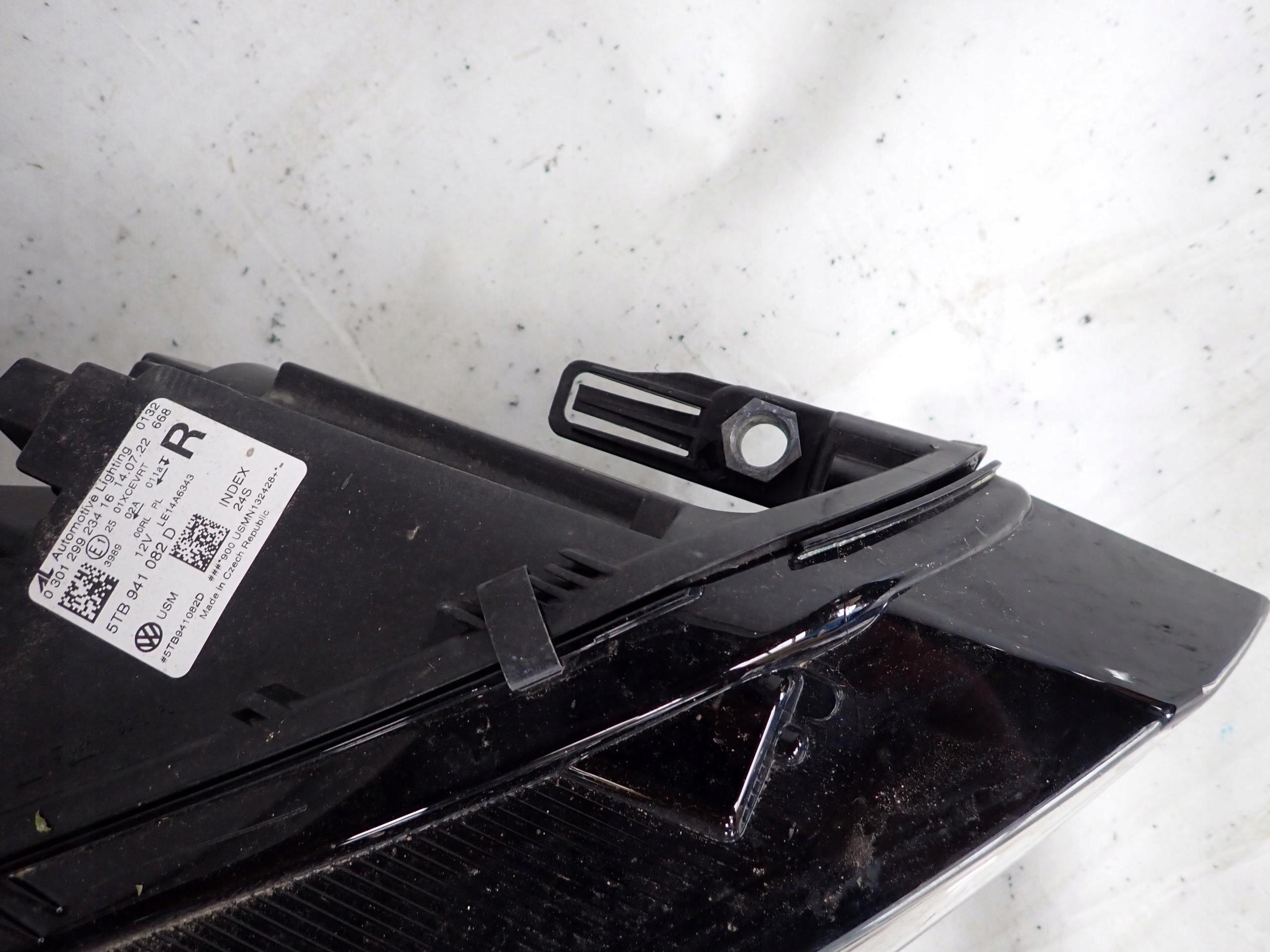 VW TOURAN II 5TB 15- FULL LED light right front
