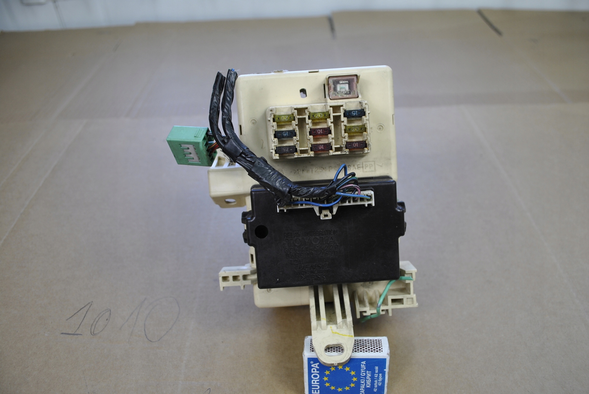 SKRZYNKA BEZPIECZNIKÓW 82641-35220 TOYOTA HILUX