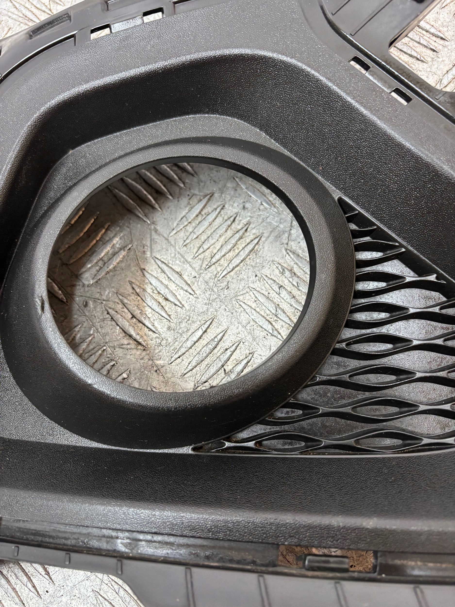 grid lower of a bumper right HYUNDAI I10 II 13