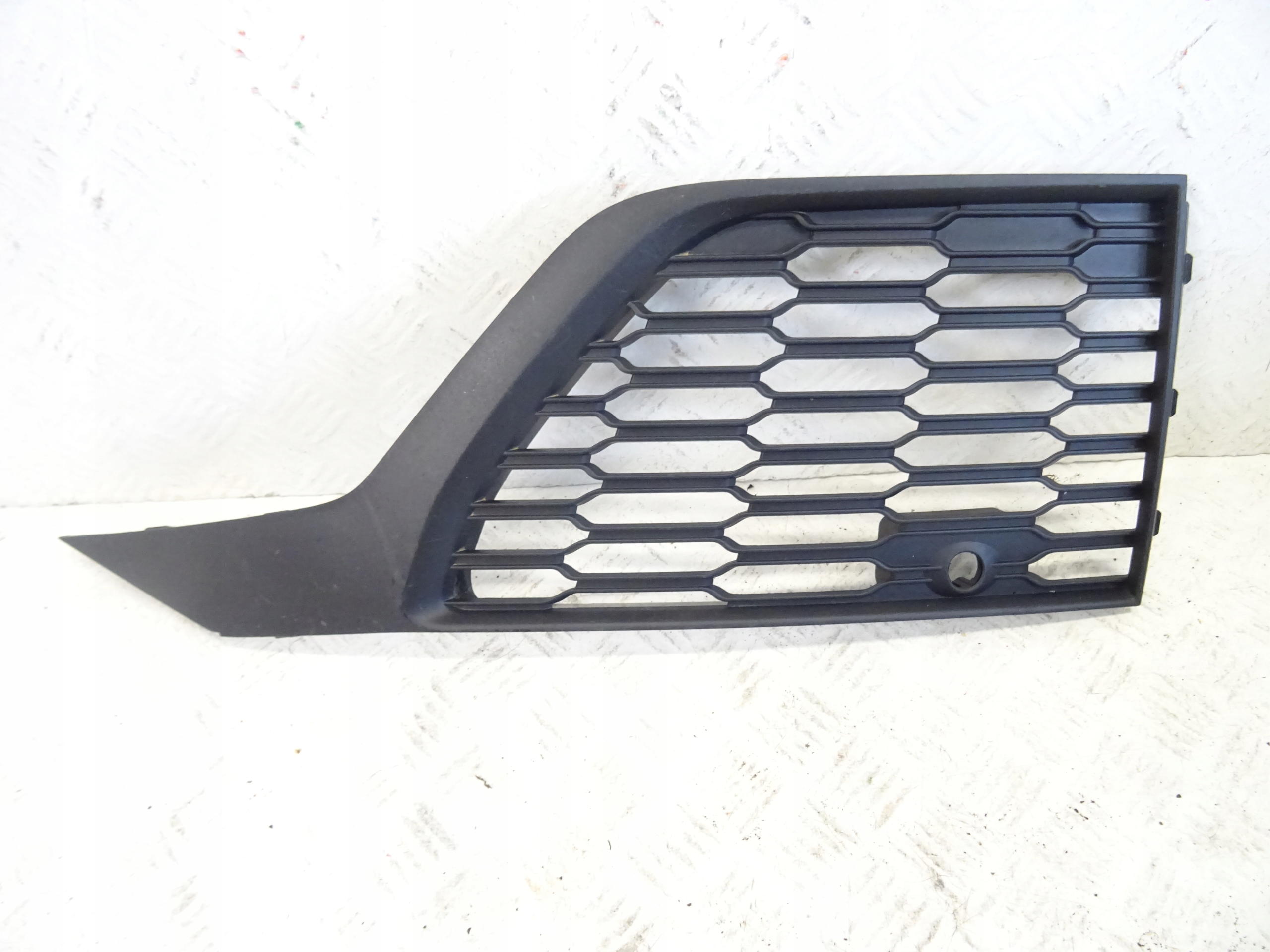 grid of a bumper front front left AUDI Q7 4M LIFT 4M0807681AM