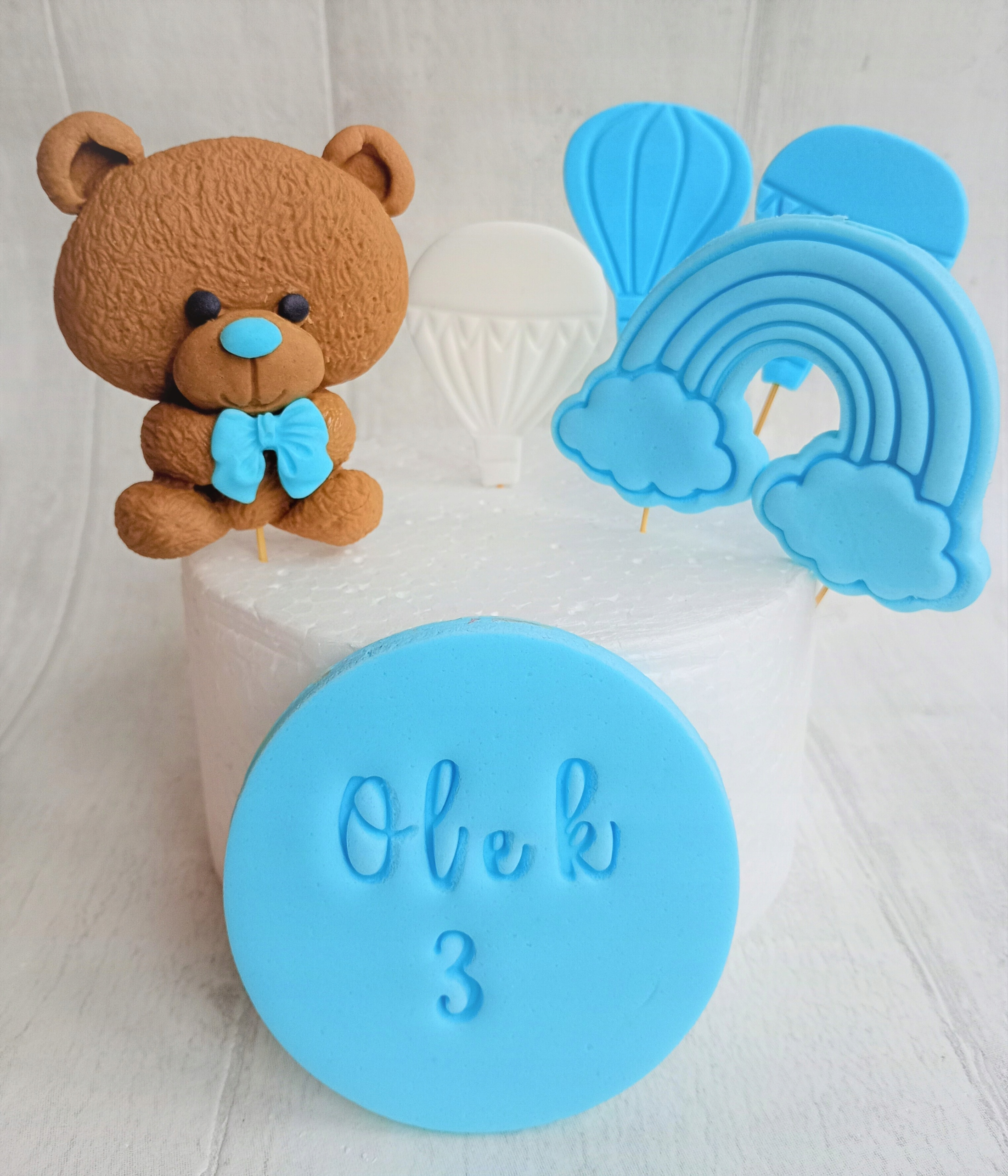 Levně Medvídek medvídek etiketa balónky duha Dekorace na křtiny rok cukrové hmoty