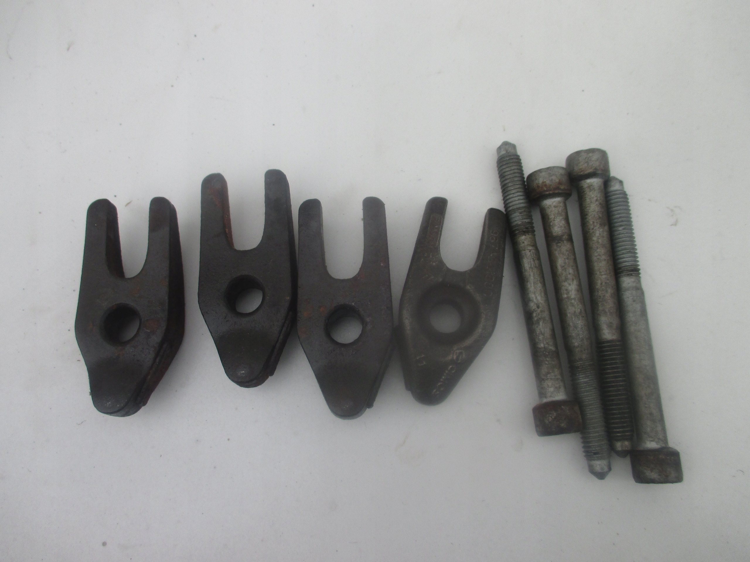 ŁAPKA UCHWYT MOCOWANIE WIDEŁKI WTRYKU CITROEN PEUGEOT FORD 2.0 HDI TDCI