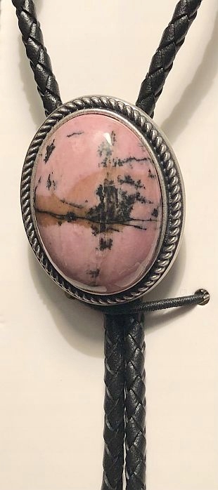 Bolo postříbřená westernová kravata Rodonit pletená z přírodní kůže