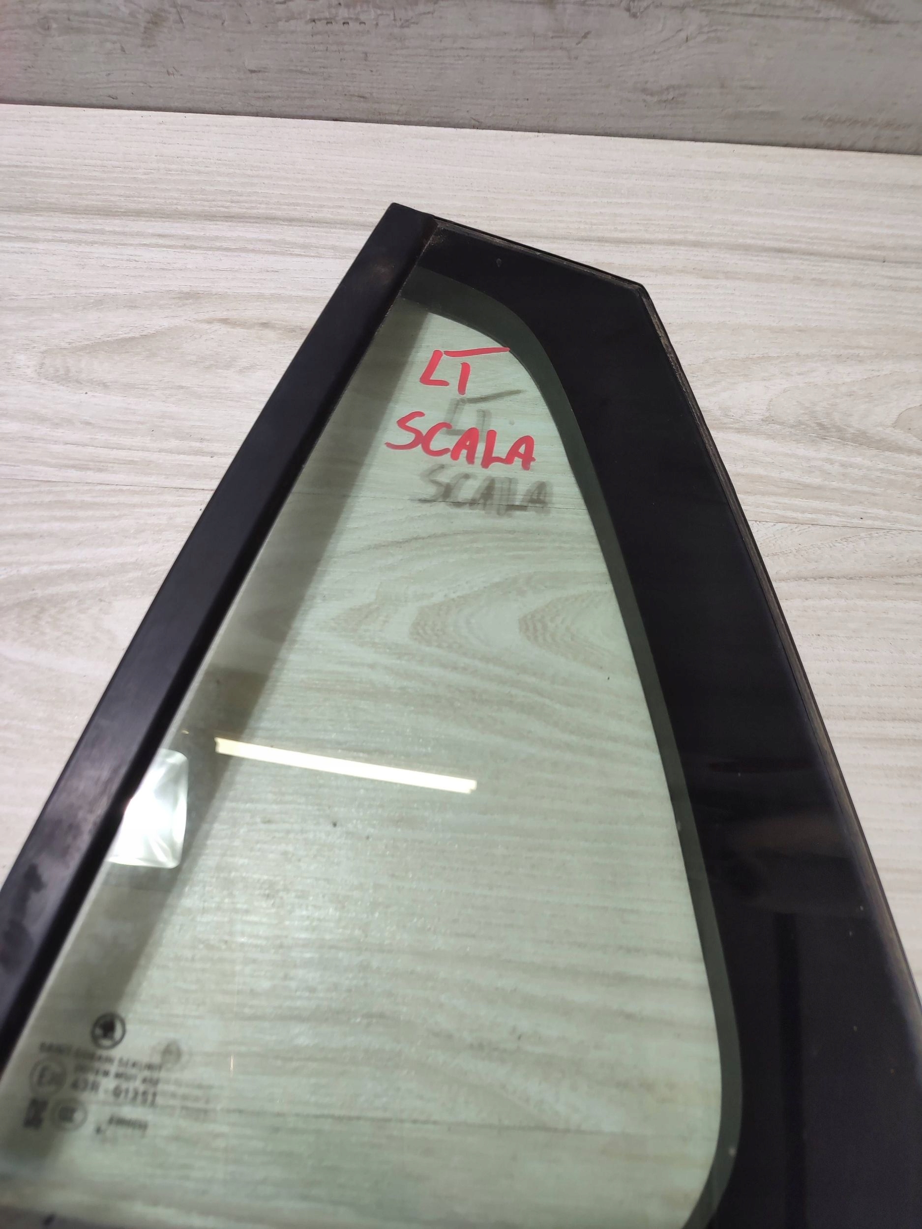 Skoda Scala 2020 rear part side left window door tylnych