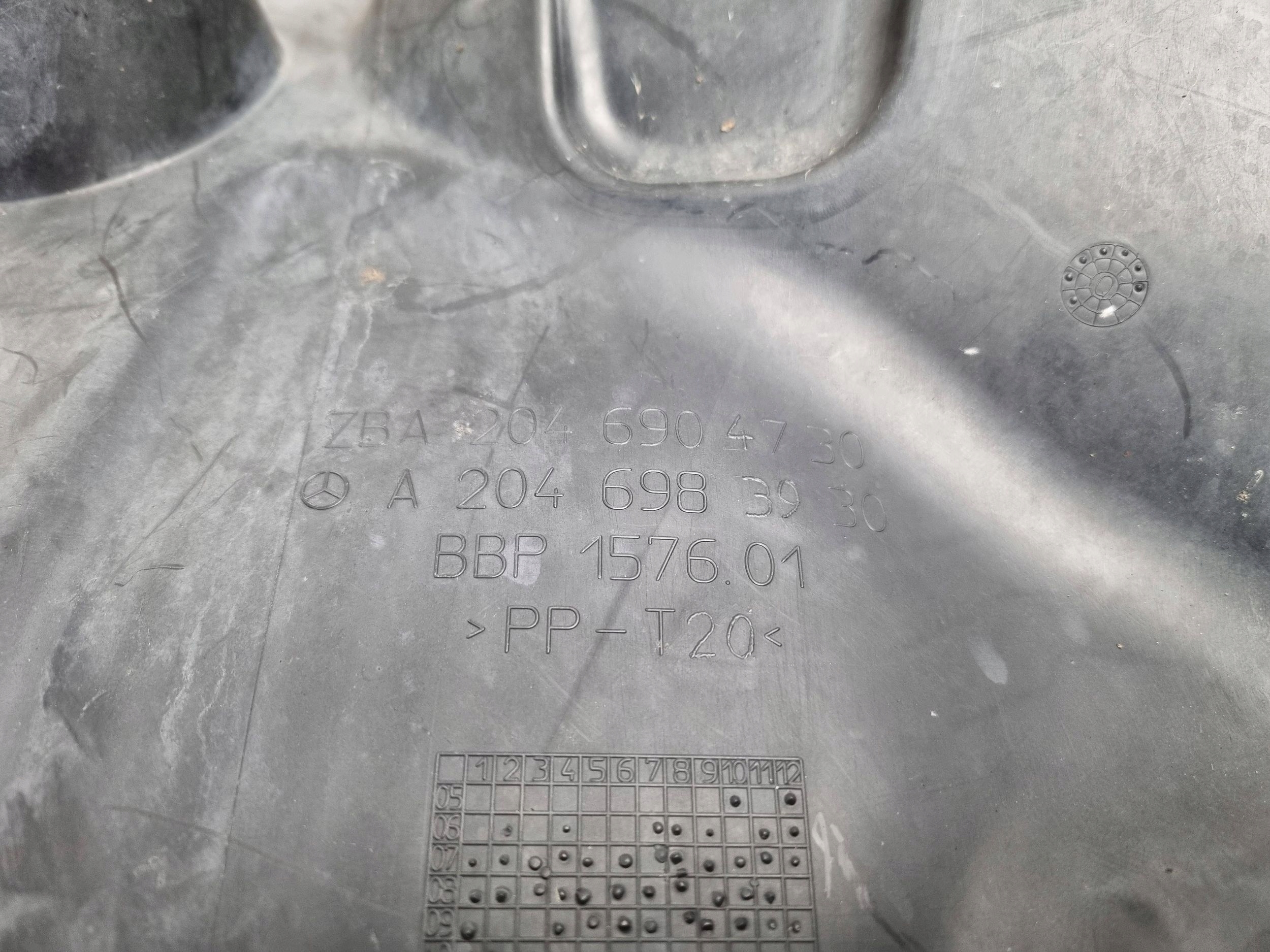 mudguard left front rear part A2046983930 MERCEDES C KLASA W204