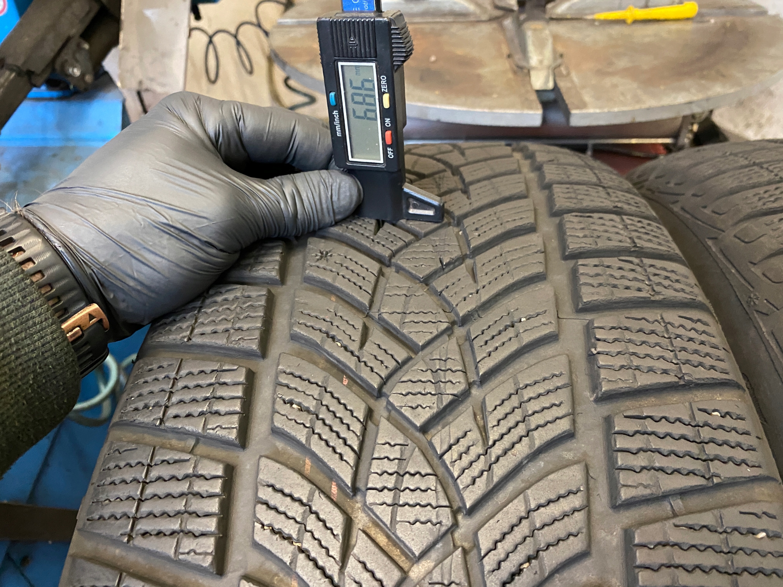 2 tyres winter 255/55R20 110V Goodyear UltraGrip Performance 7mm