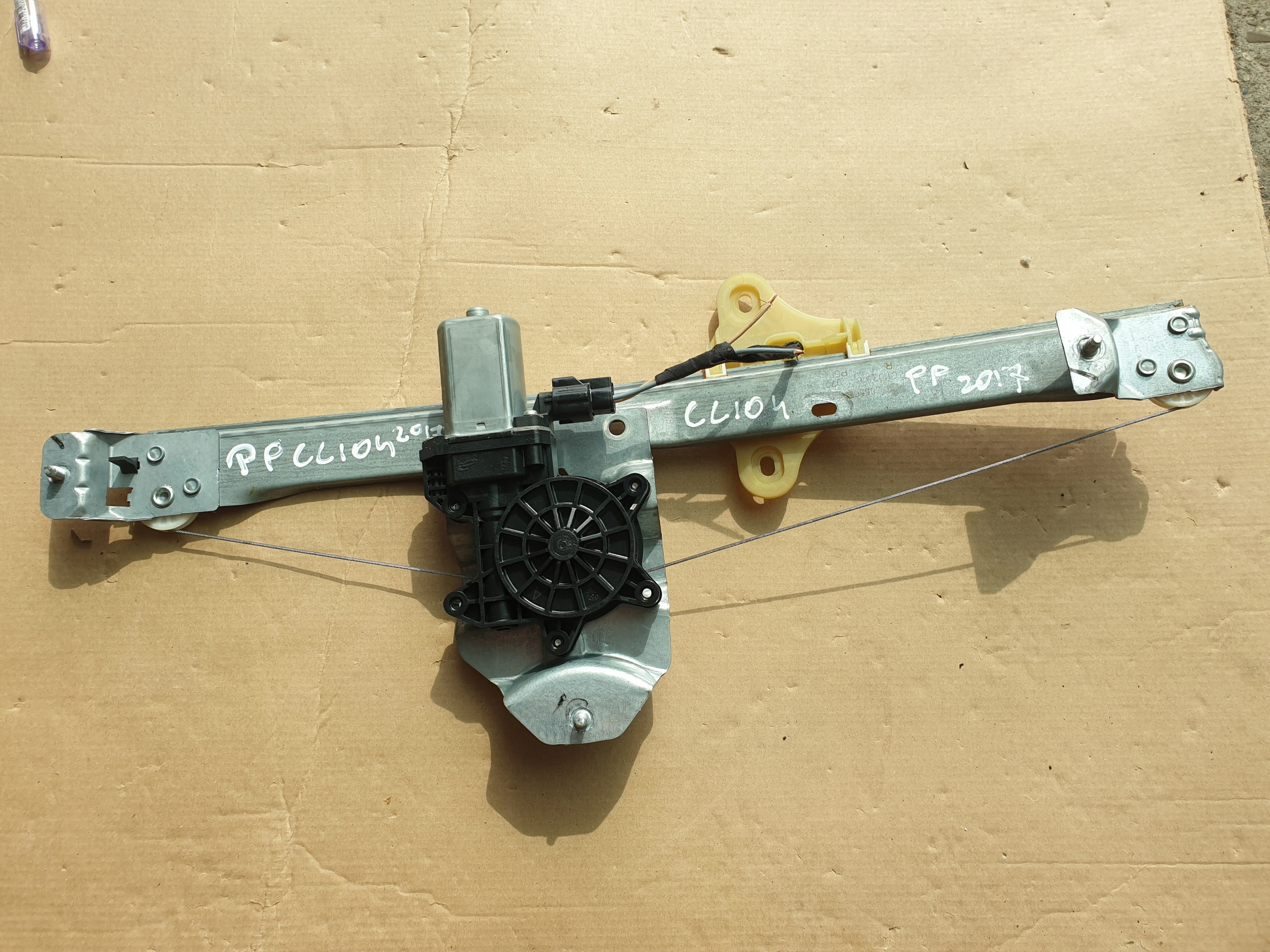 window regulator right front RENAULT CLIO 4 IV 807205569R 2013